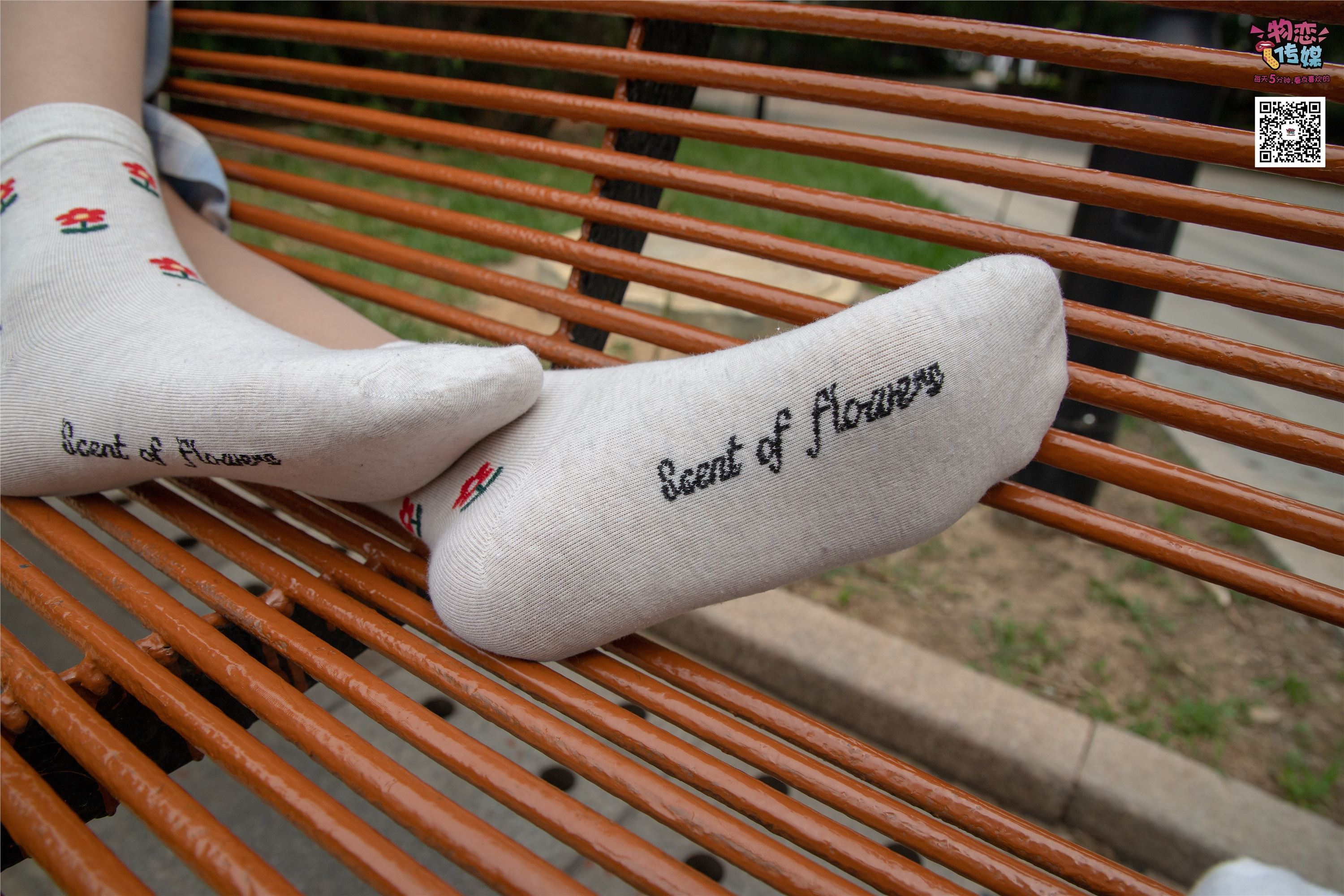 物恋传媒 No.016 经典就是不需挑片,透明肉丝配清纯白棉袜