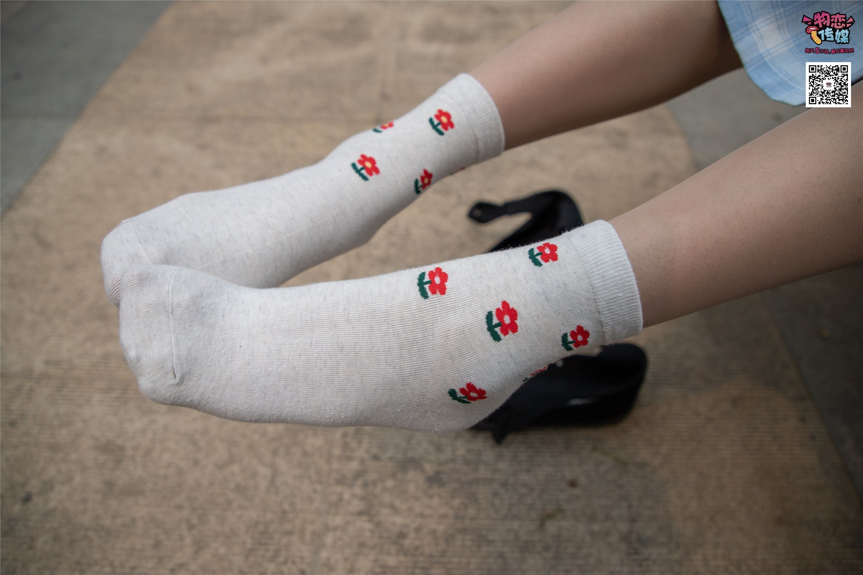 物恋传媒 No.016 经典就是不需挑片,透明肉丝配清纯白棉袜