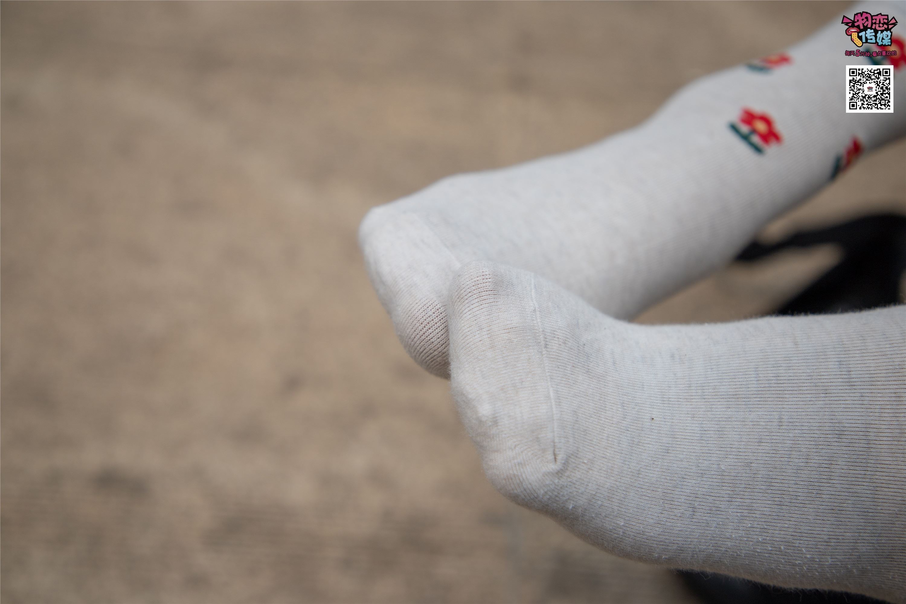 物恋传媒 No.016 经典就是不需挑片,透明肉丝配清纯白棉袜