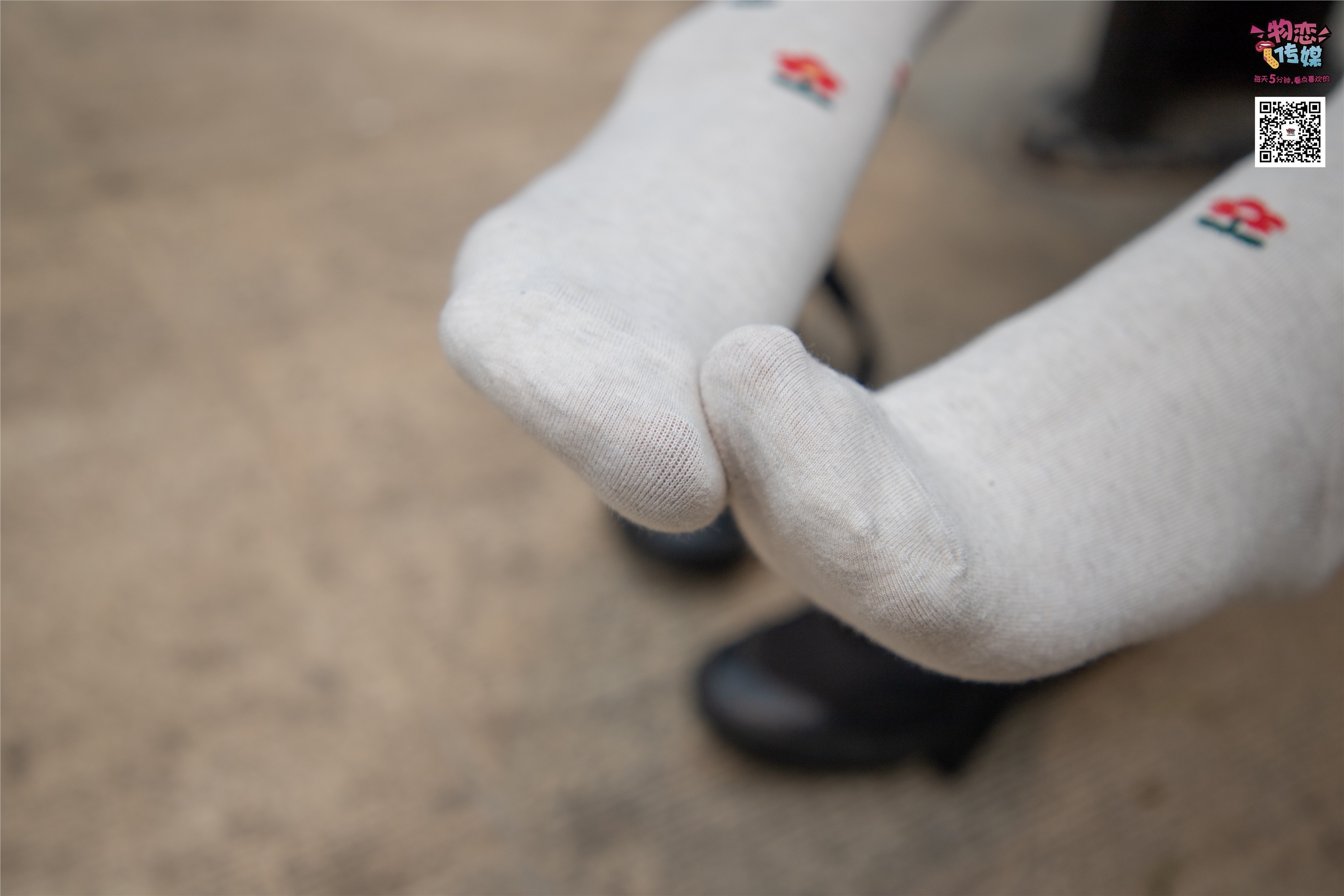 物恋传媒 No.016 经典就是不需挑片,透明肉丝配清纯白棉袜