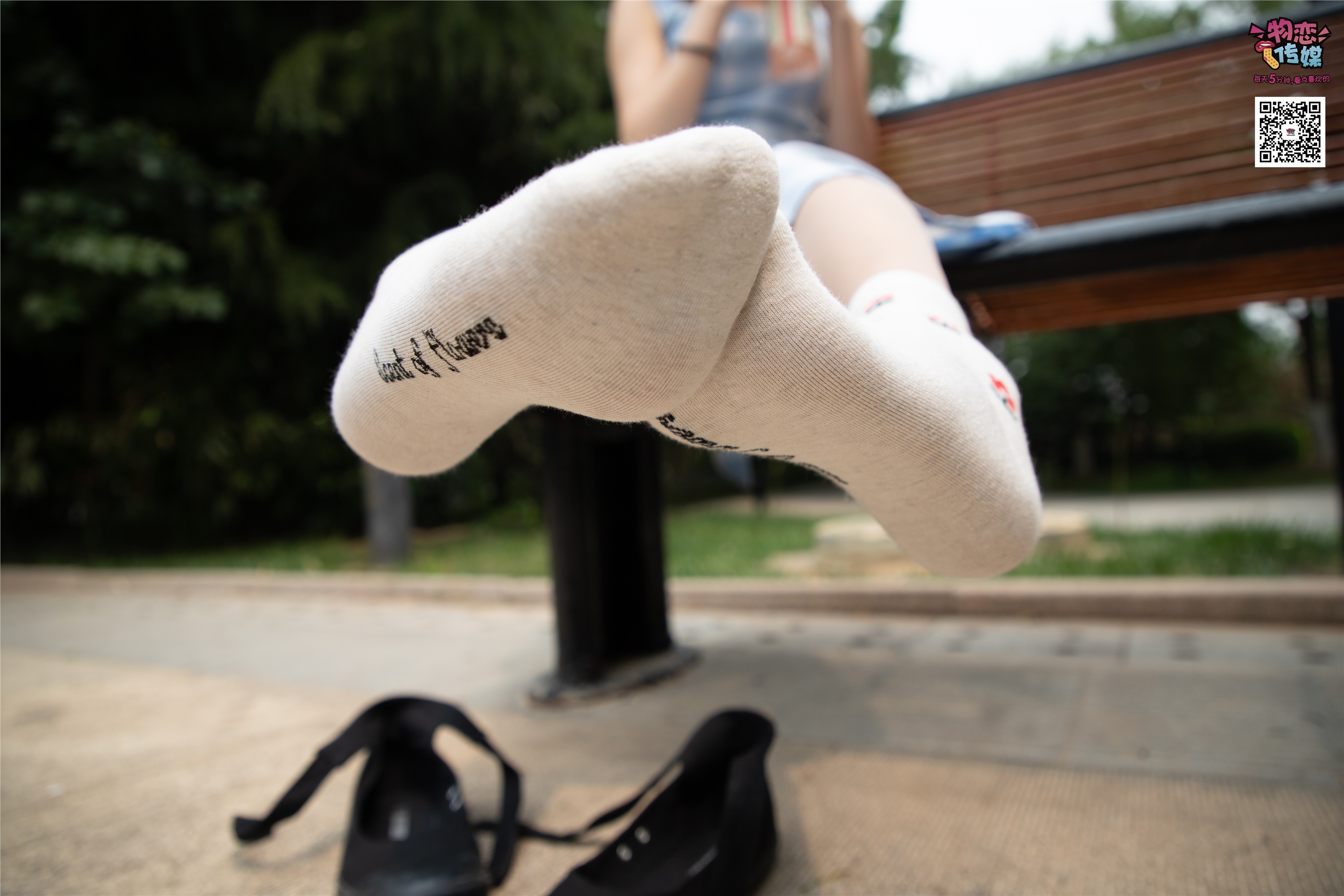 物恋传媒 No.016 经典就是不需挑片,透明肉丝配清纯白棉袜