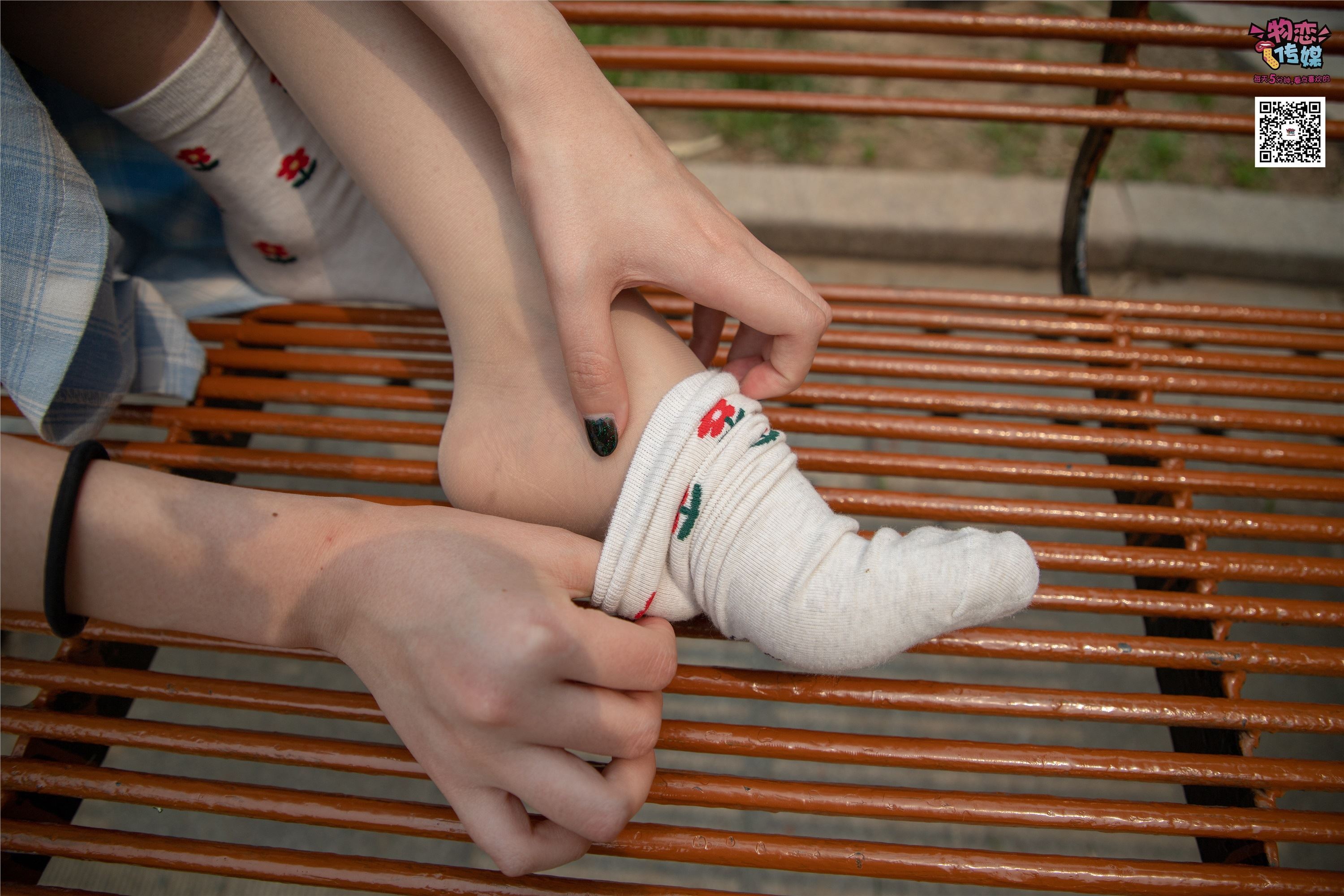 物恋传媒 No.016 经典就是不需挑片,透明肉丝配清纯白棉袜