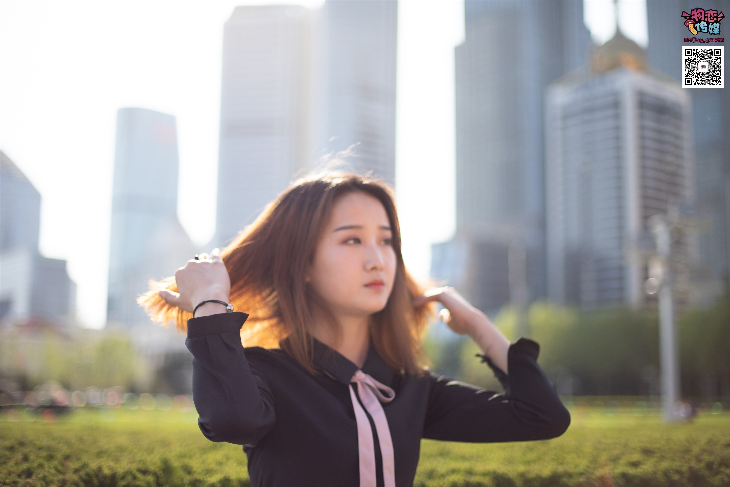 物恋传媒 No.018 清纯的小姐姐哦,透明肉丝加小皮鞋