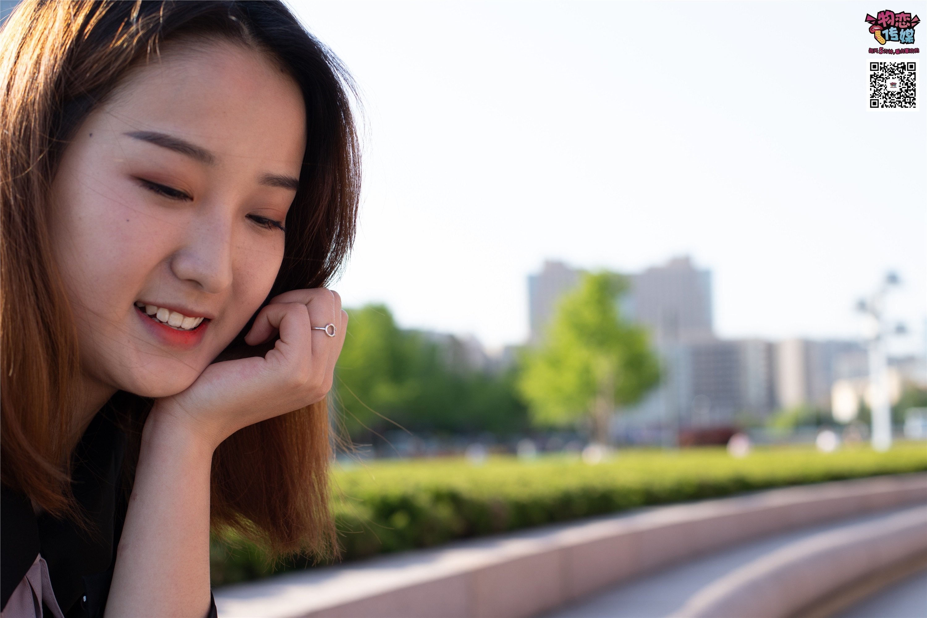 物恋传媒 No.018 清纯的小姐姐哦,透明肉丝加小皮鞋