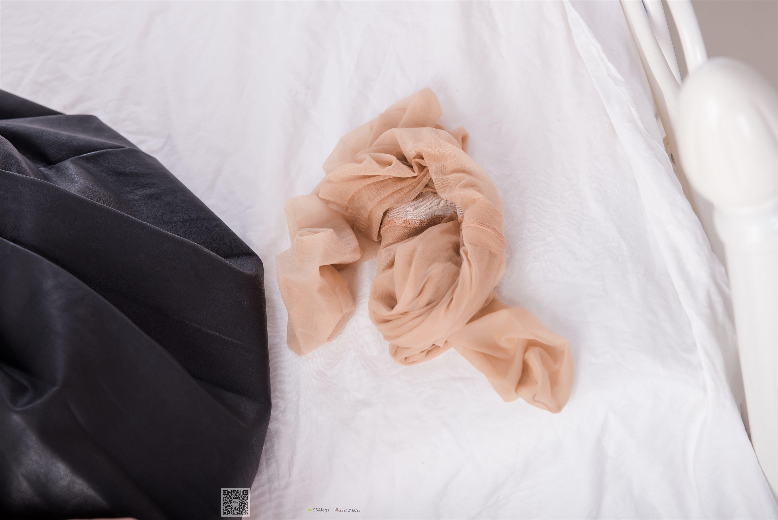 SSA丝社 NO.026 芷沫 混血美女的进口油亮咖啡色丝袜初体验