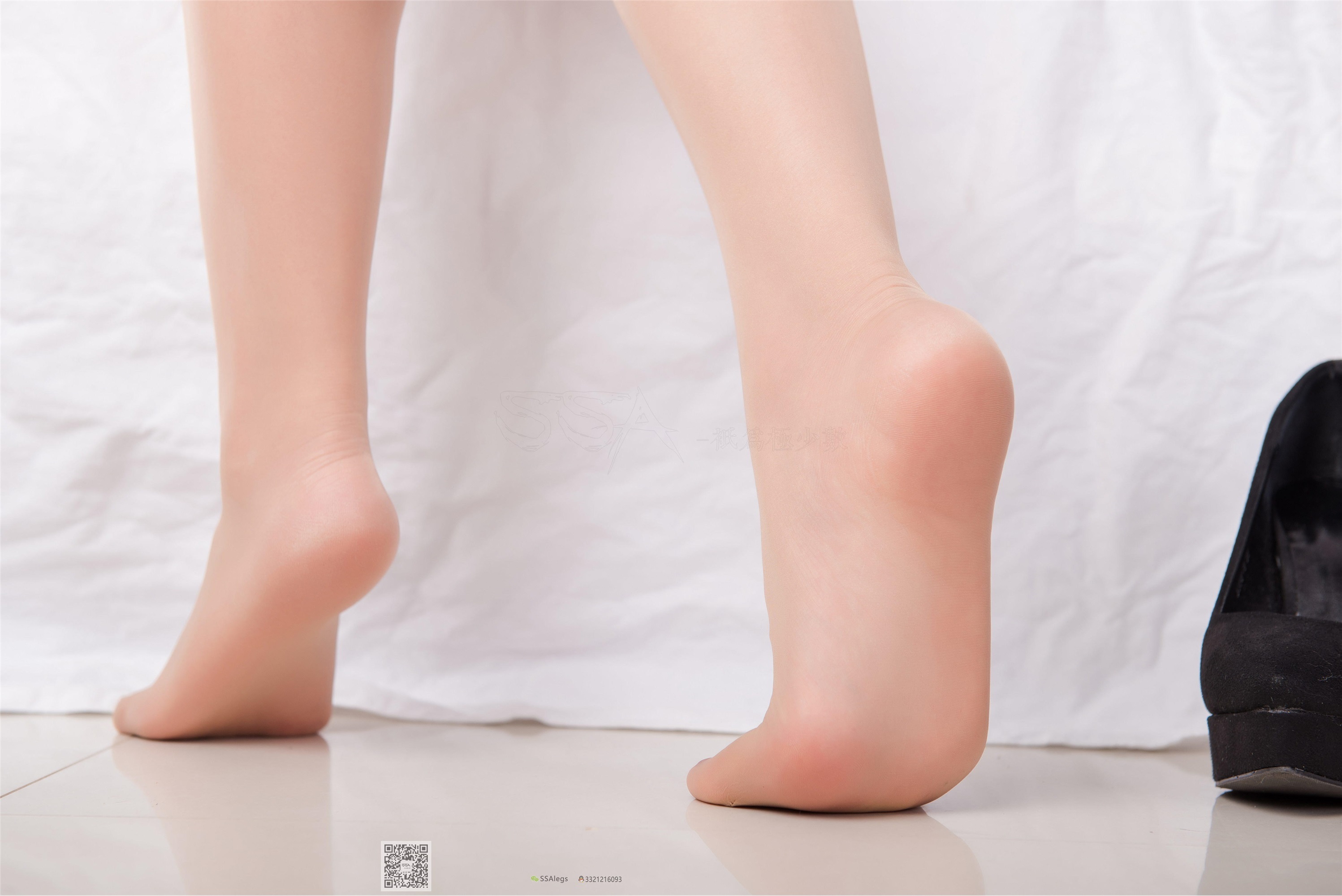 SSA丝社 NO.026 芷沫 混血美女的进口油亮咖啡色丝袜初体验