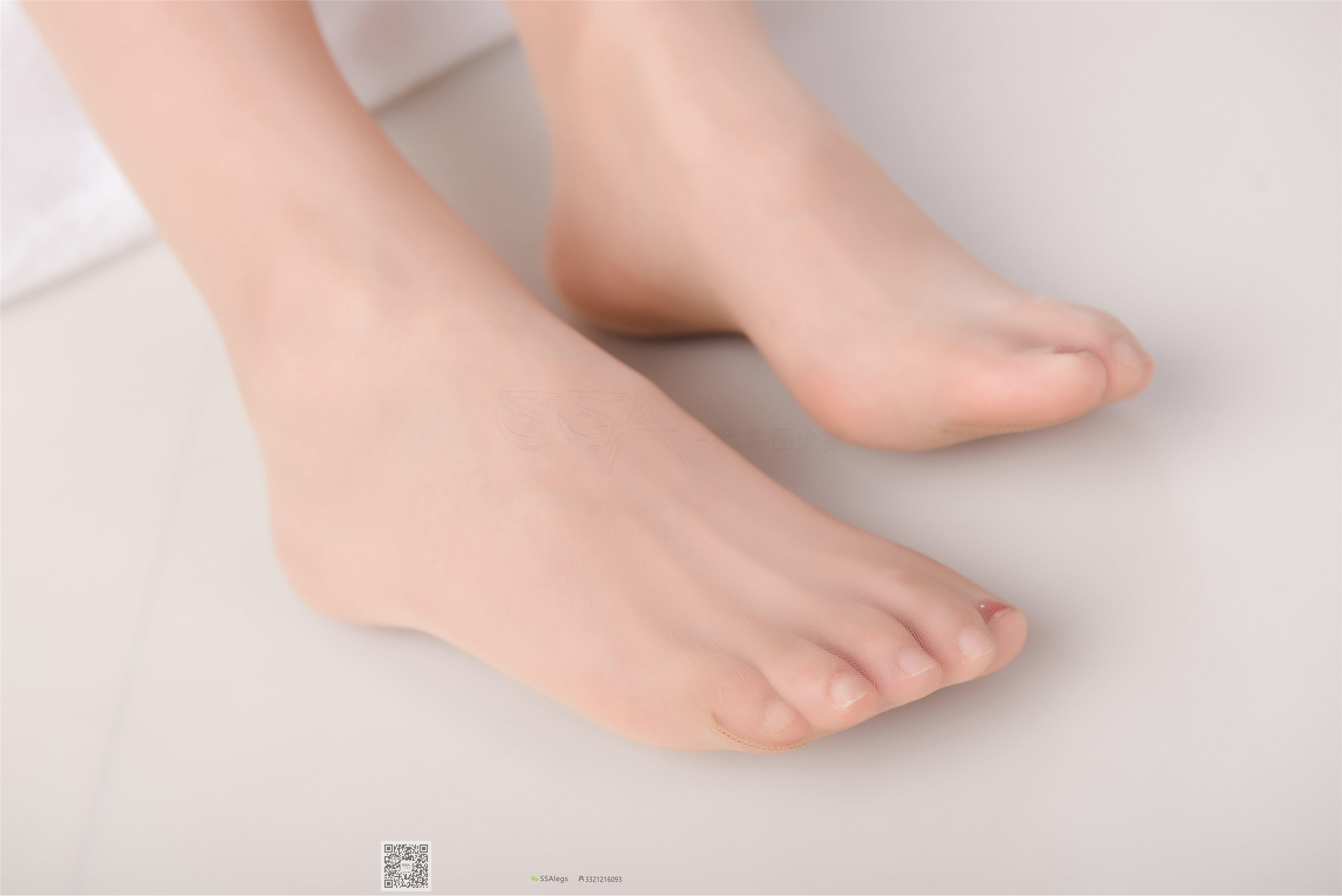 SSA丝社 NO.026 芷沫 混血美女的进口油亮咖啡色丝袜初体验