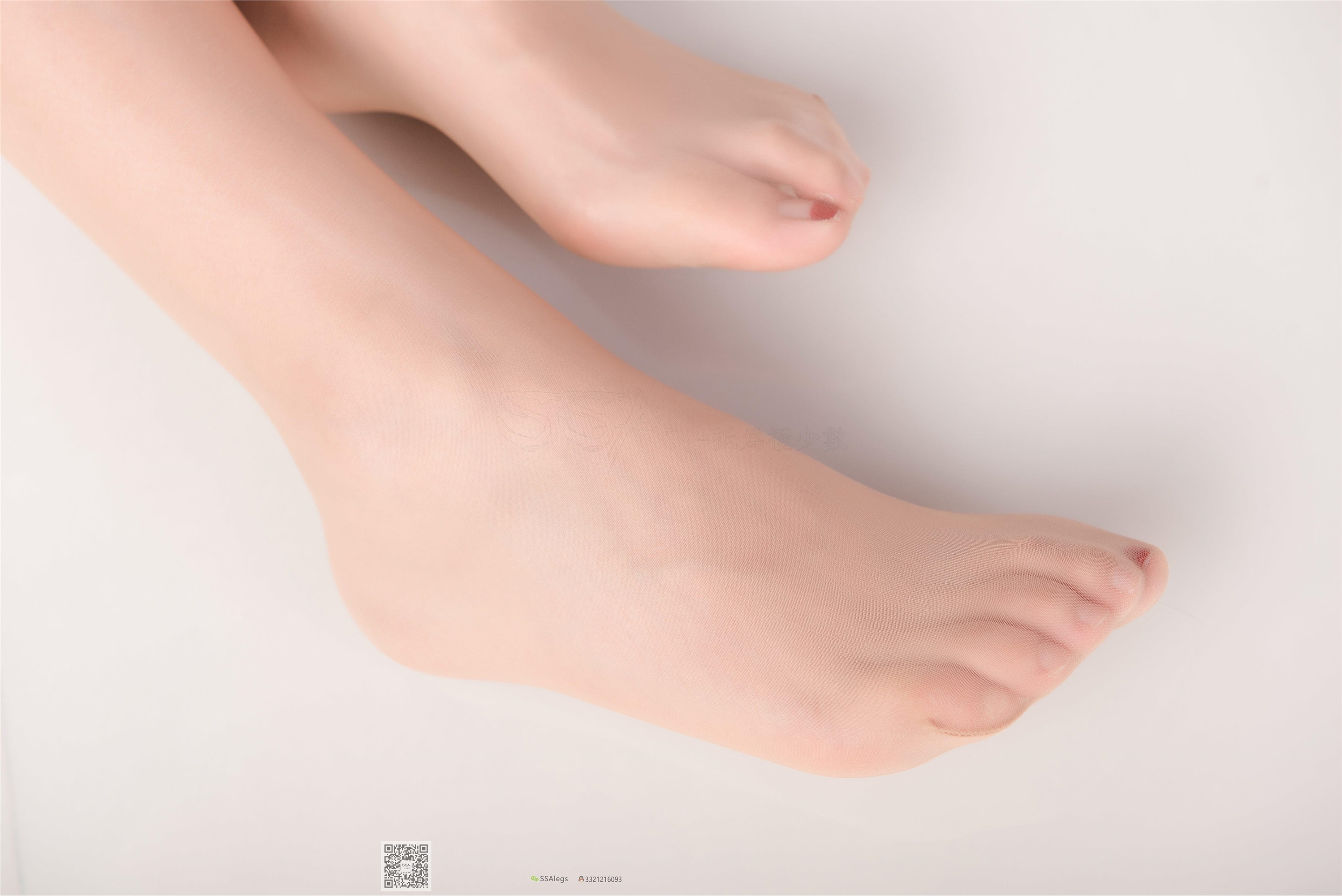 SSA丝社 NO.026 芷沫 混血美女的进口油亮咖啡色丝袜初体验