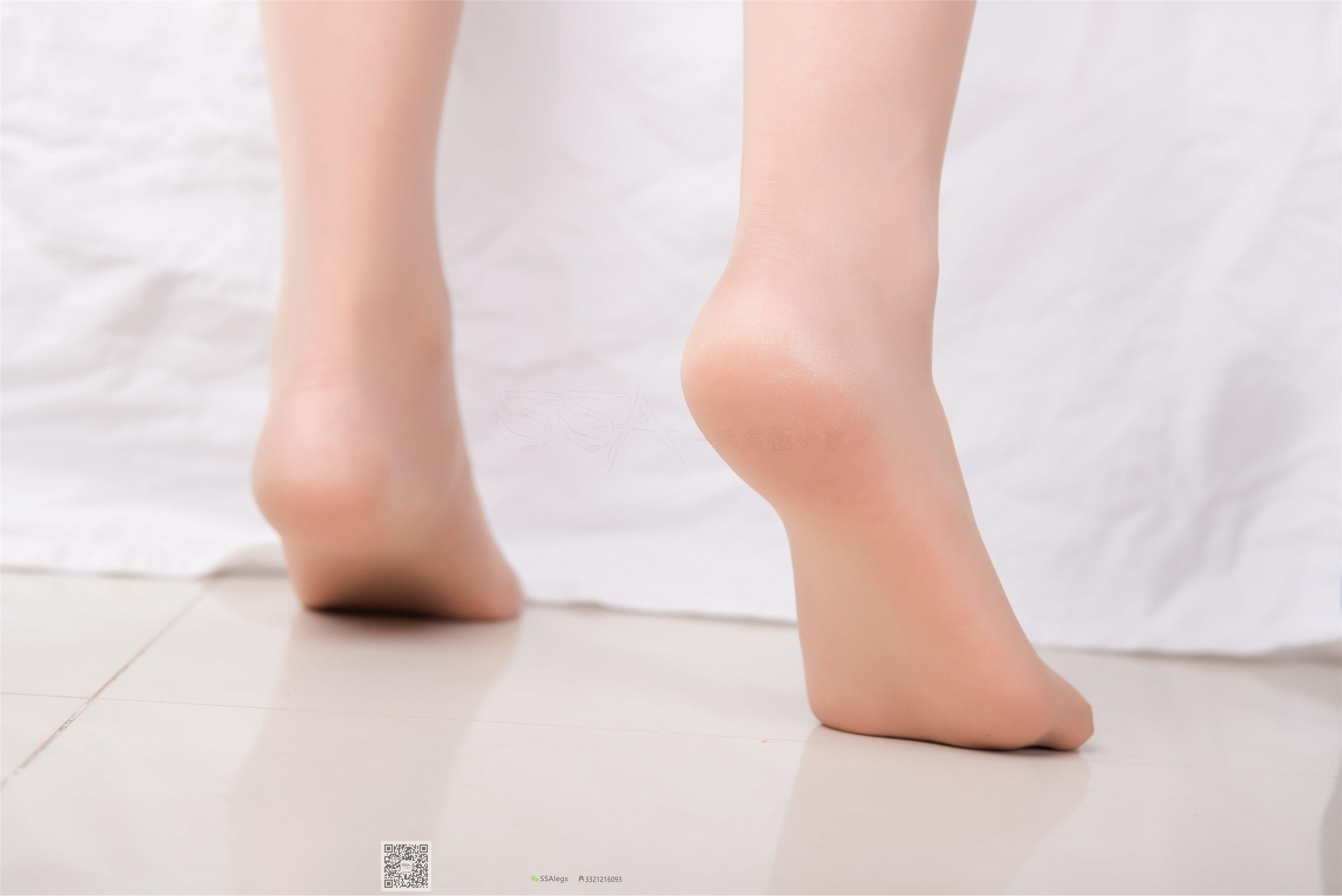 SSA丝社 NO.026 芷沫 混血美女的进口油亮咖啡色丝袜初体验