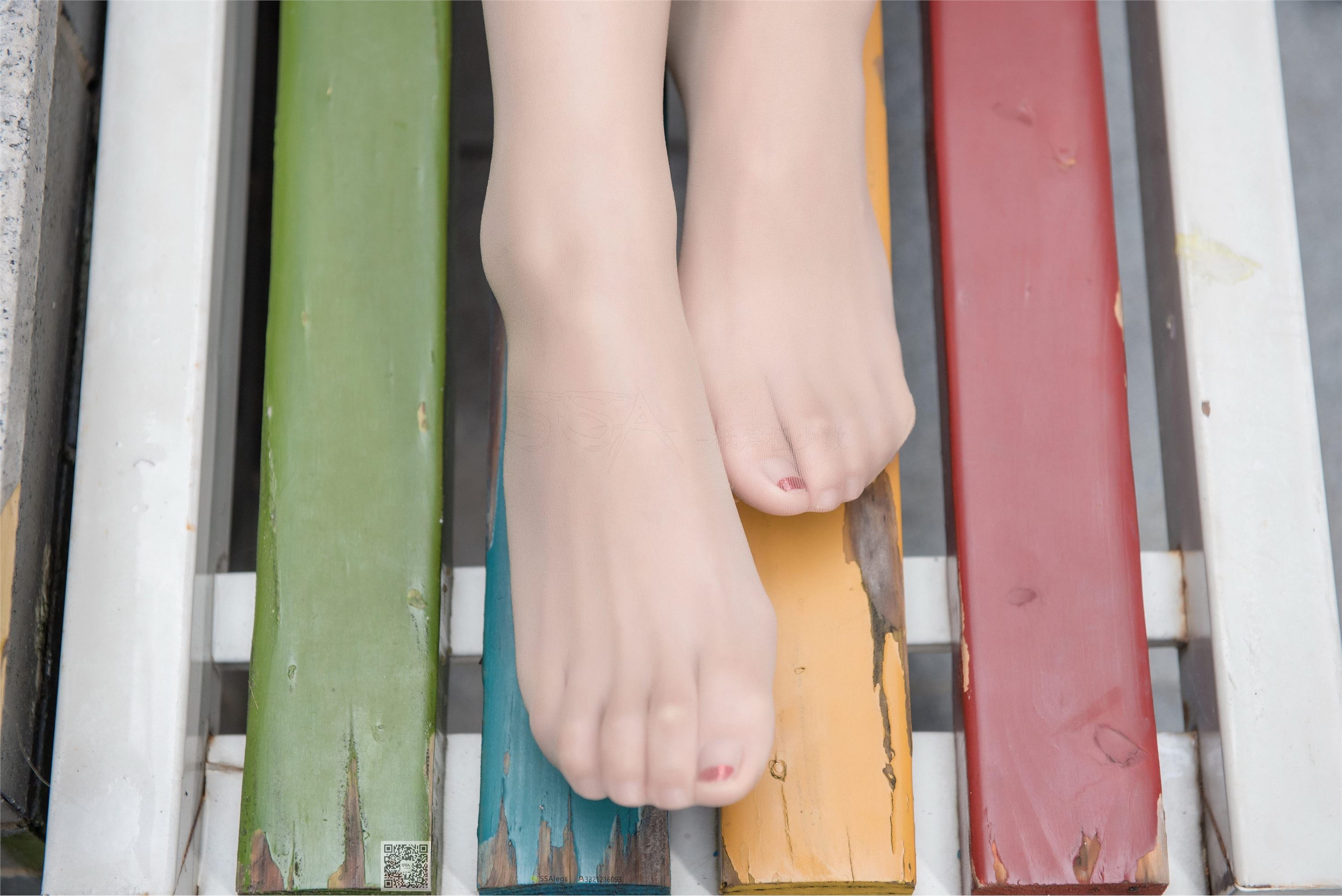 SSA丝社 NO.030 芷沫-混血美女芷沫街拍肉色丝袜足尖曲线特写