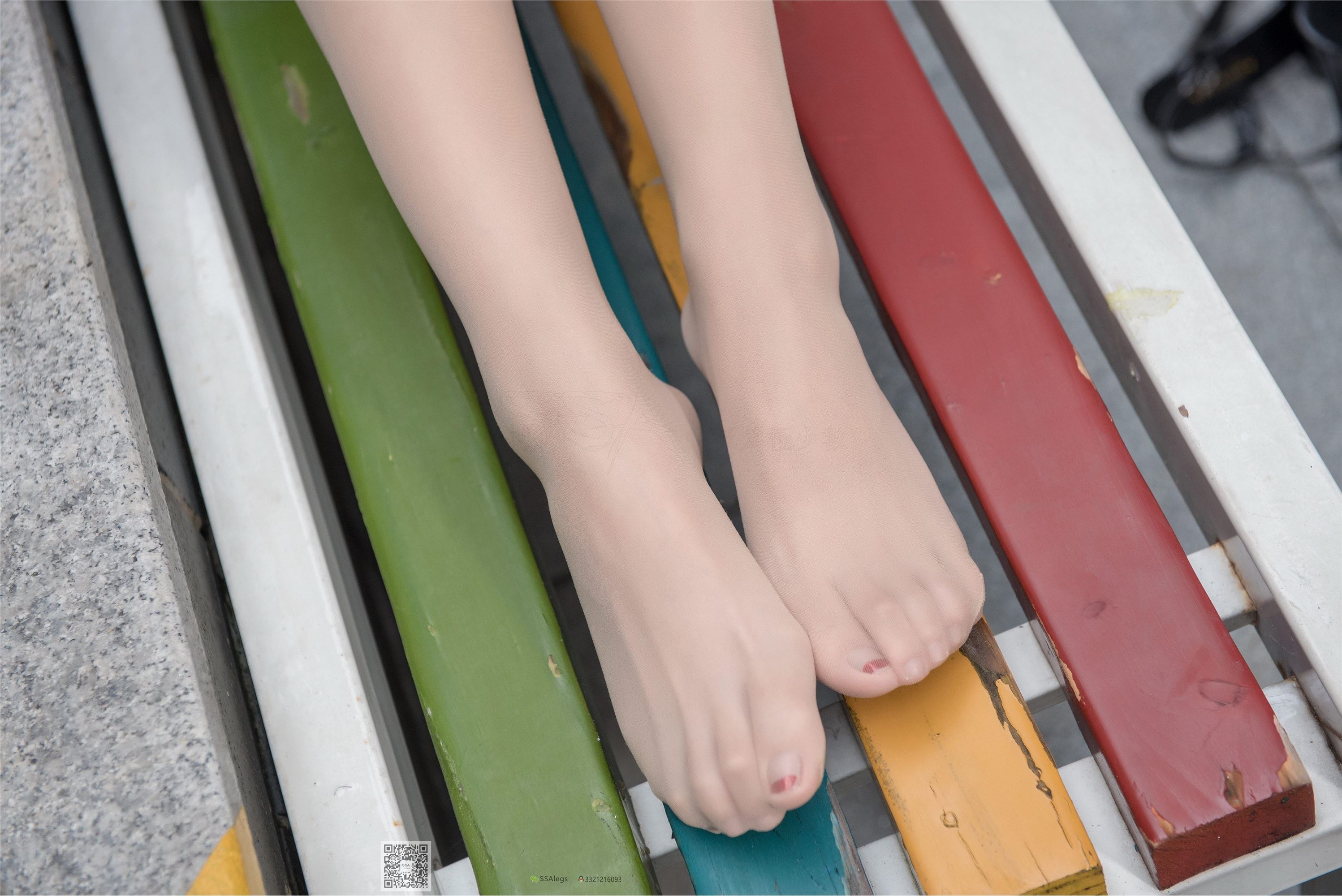 SSA丝社 NO.030 芷沫-混血美女芷沫街拍肉色丝袜足尖曲线特写