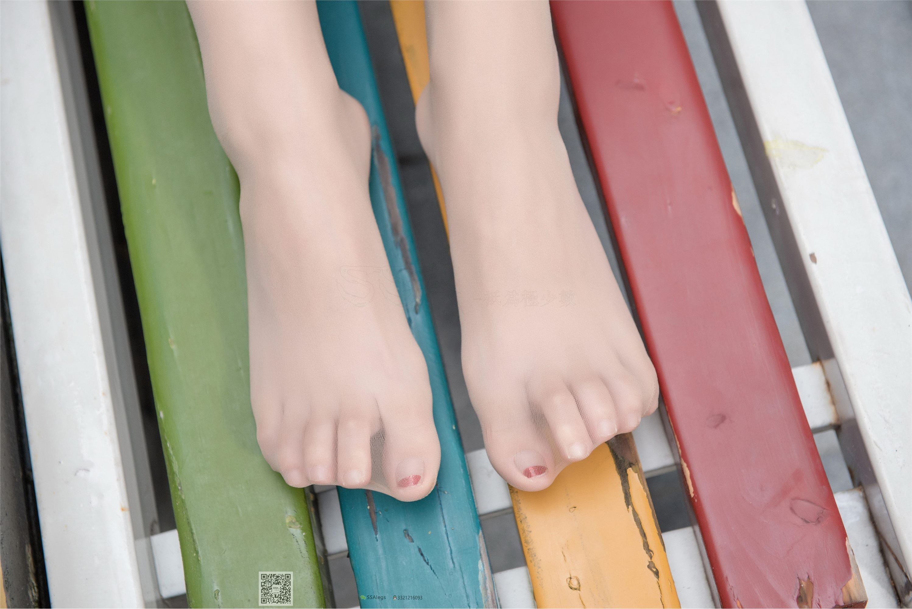 SSA丝社 NO.030 芷沫-混血美女芷沫街拍肉色丝袜足尖曲线特写