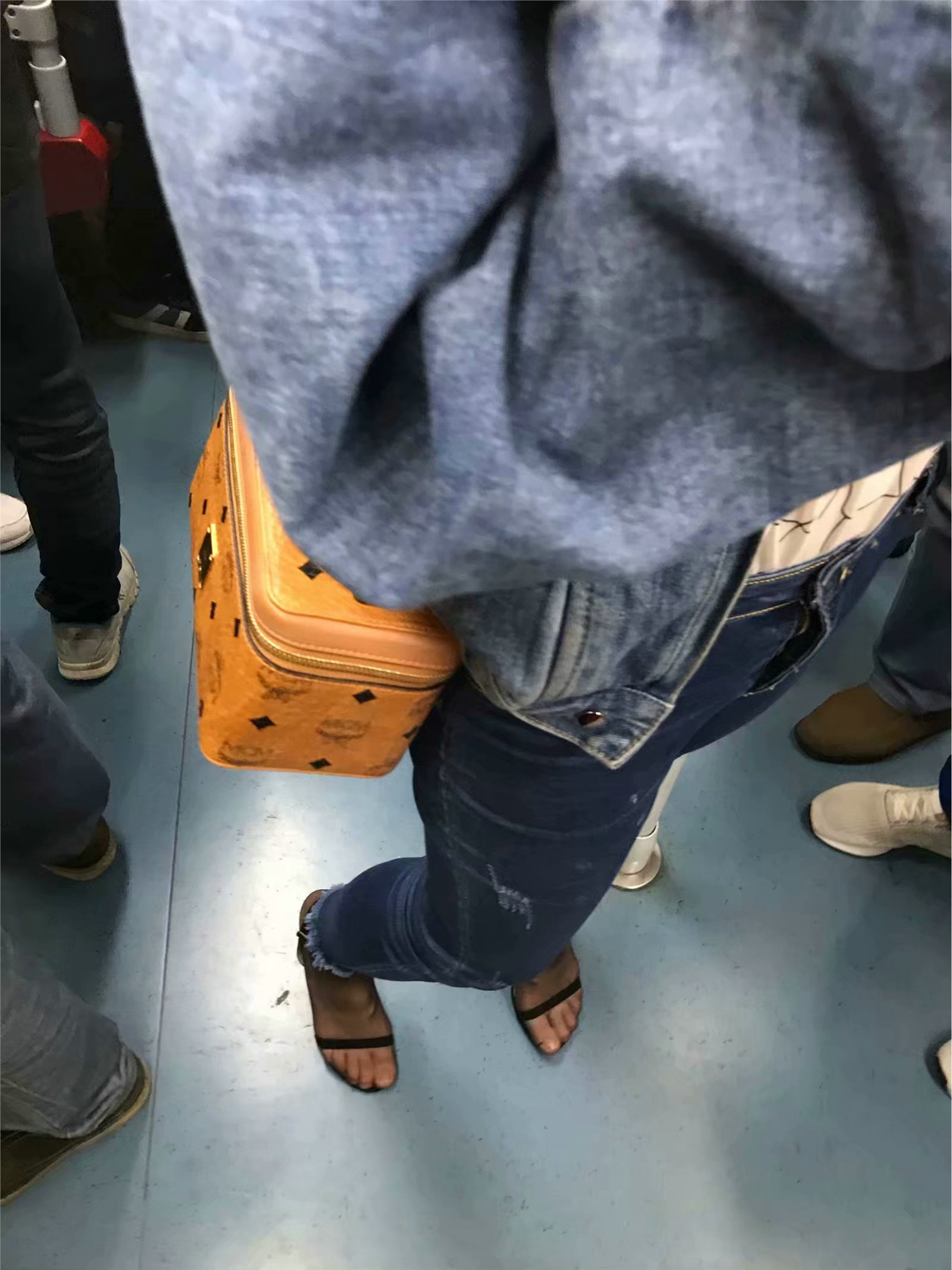 上大校花SI足美腿 气质优雅