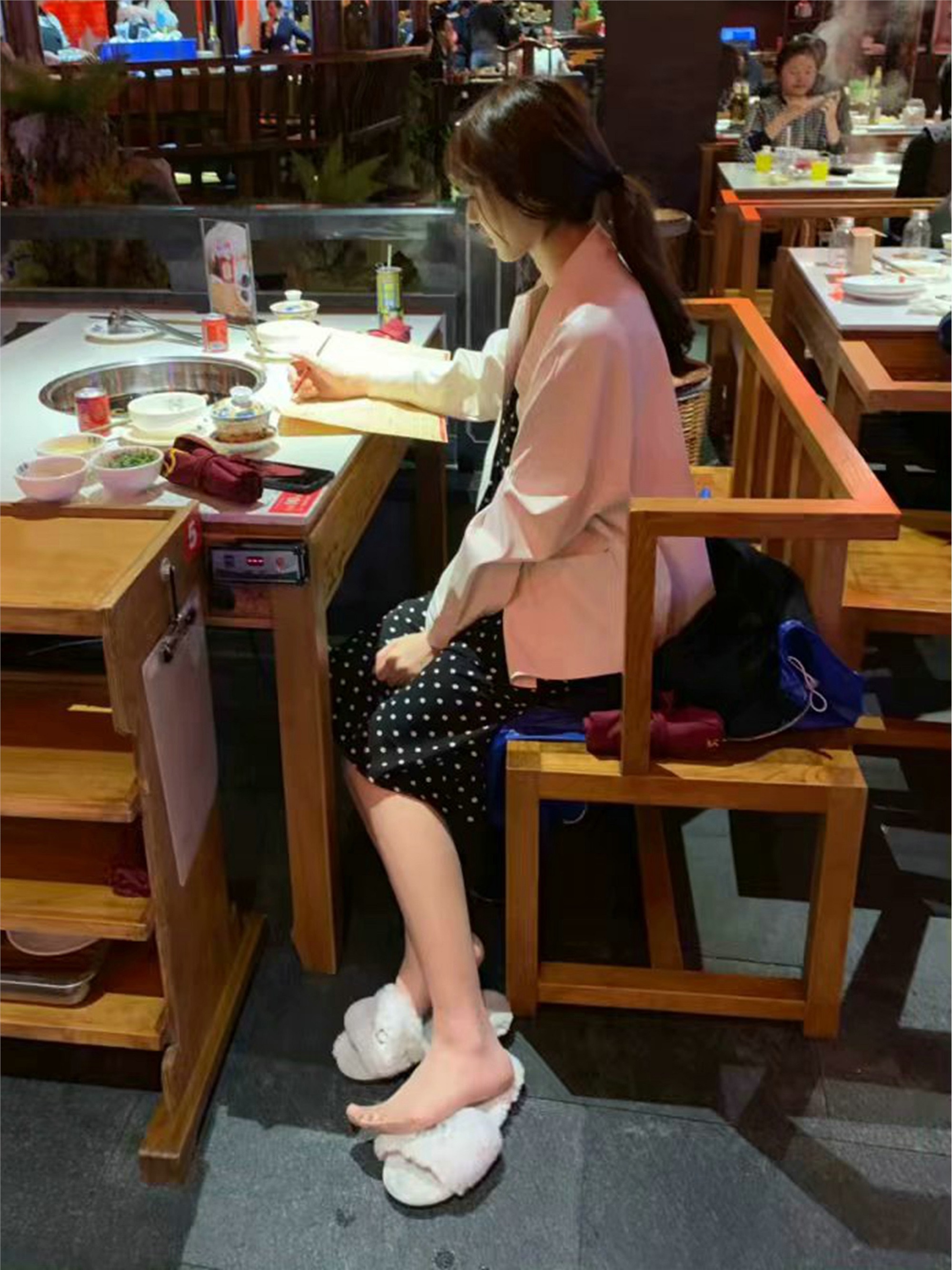 上大校花SI足美腿 气质优雅