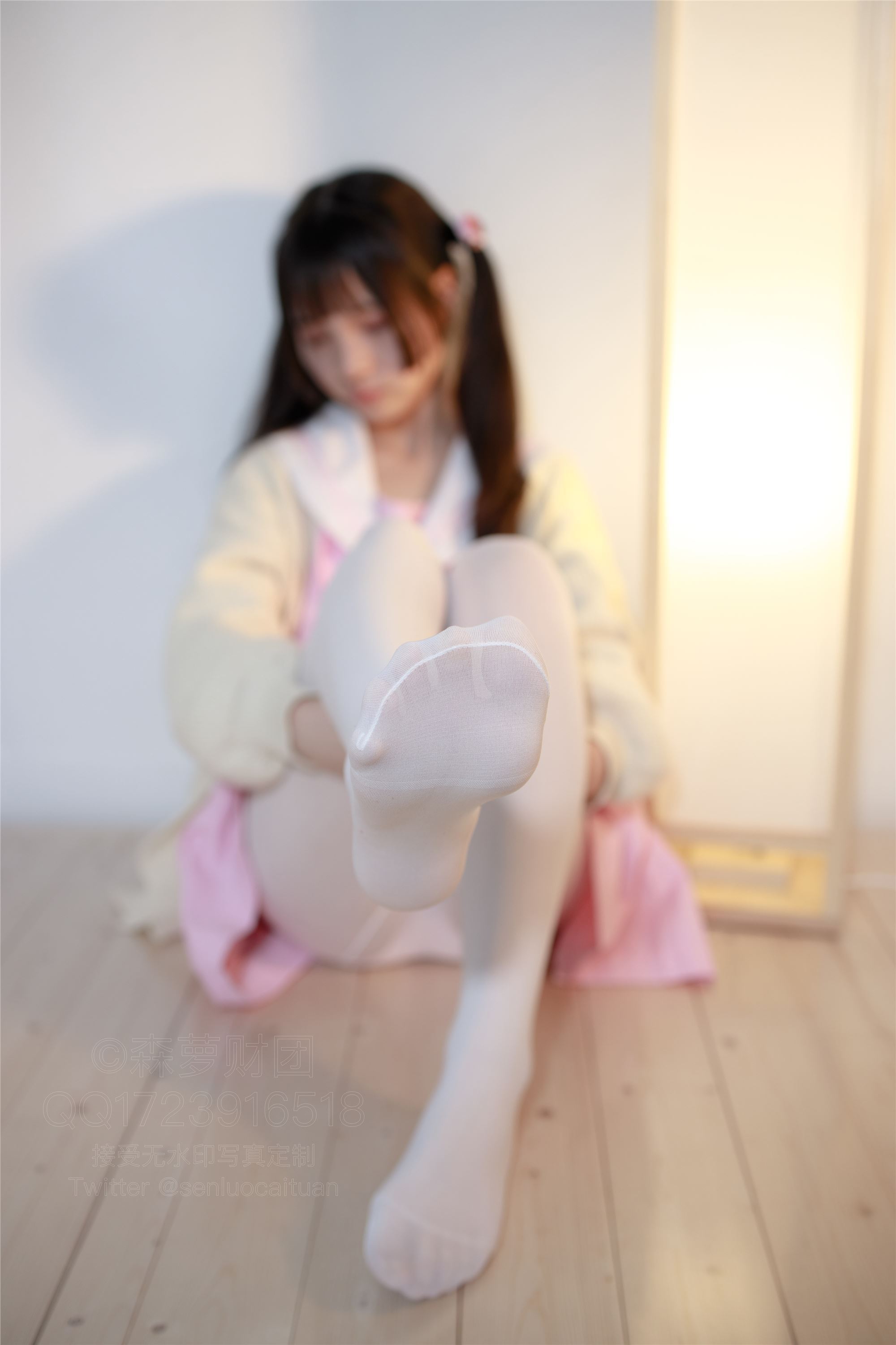 森萝财团萝莉丝足写真 X-059