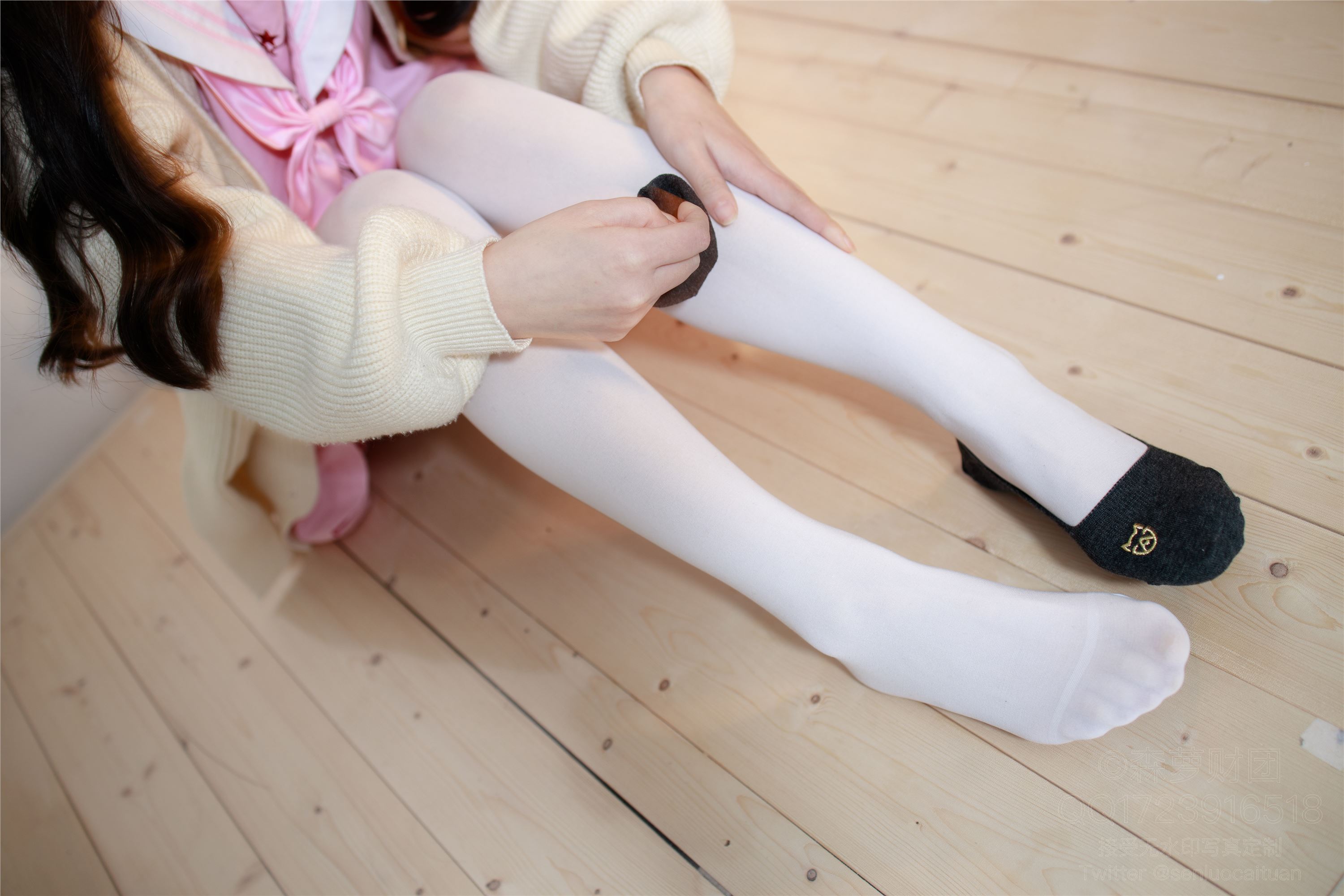 森萝财团萝莉丝足写真 X-059