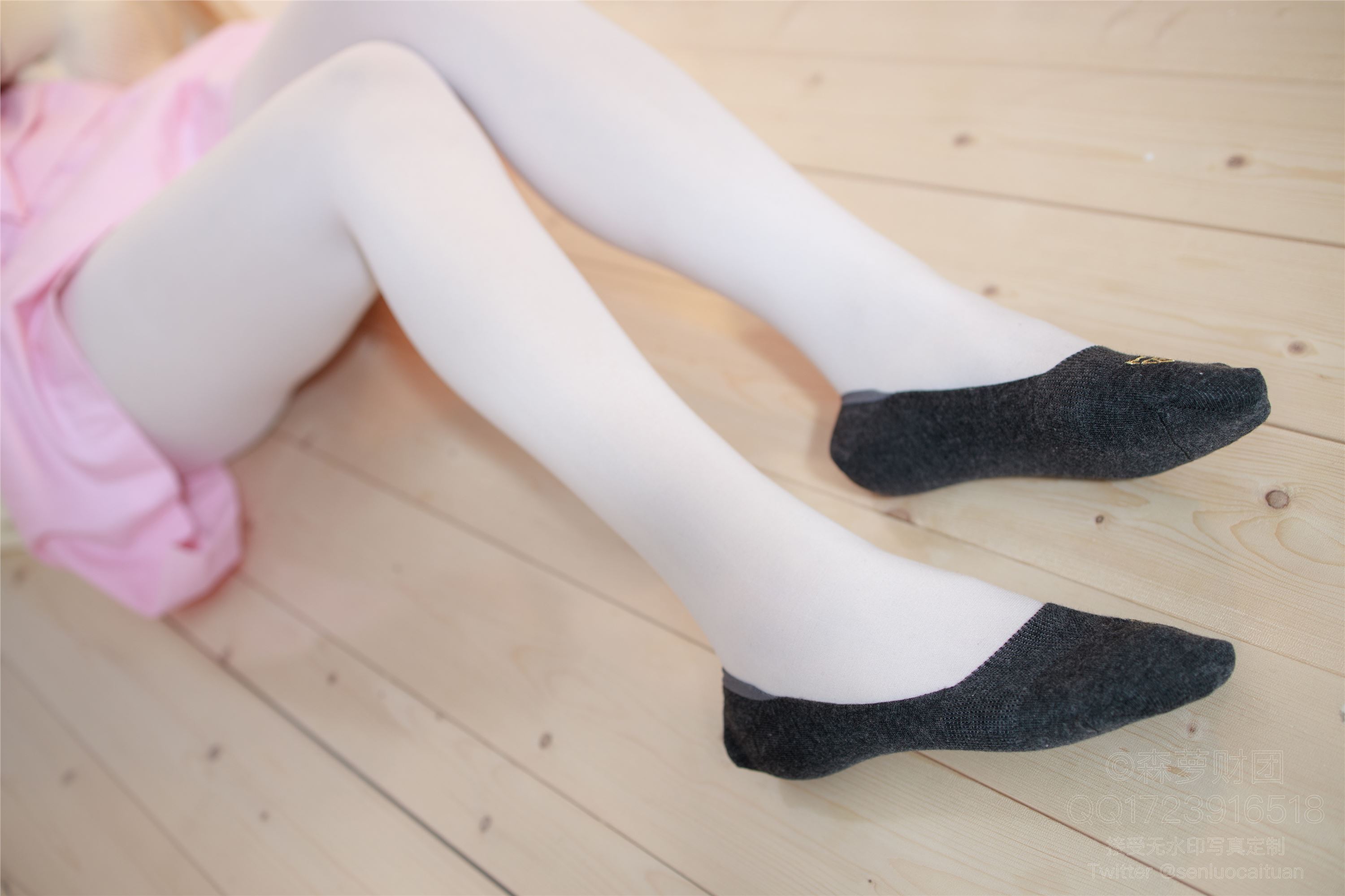 森萝财团萝莉丝足写真 X-059