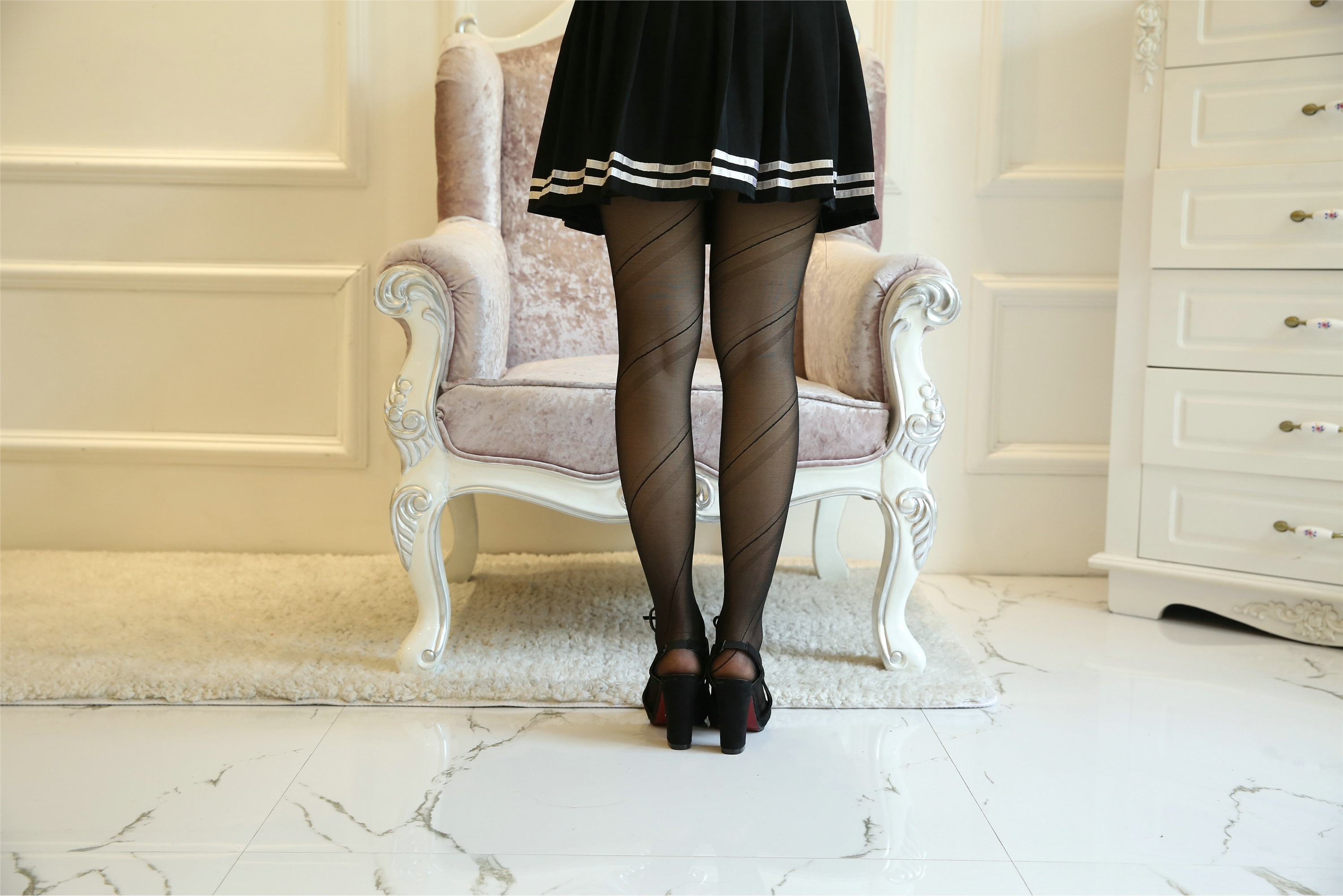 女大学生妮娜小姐姐的印花黑丝01