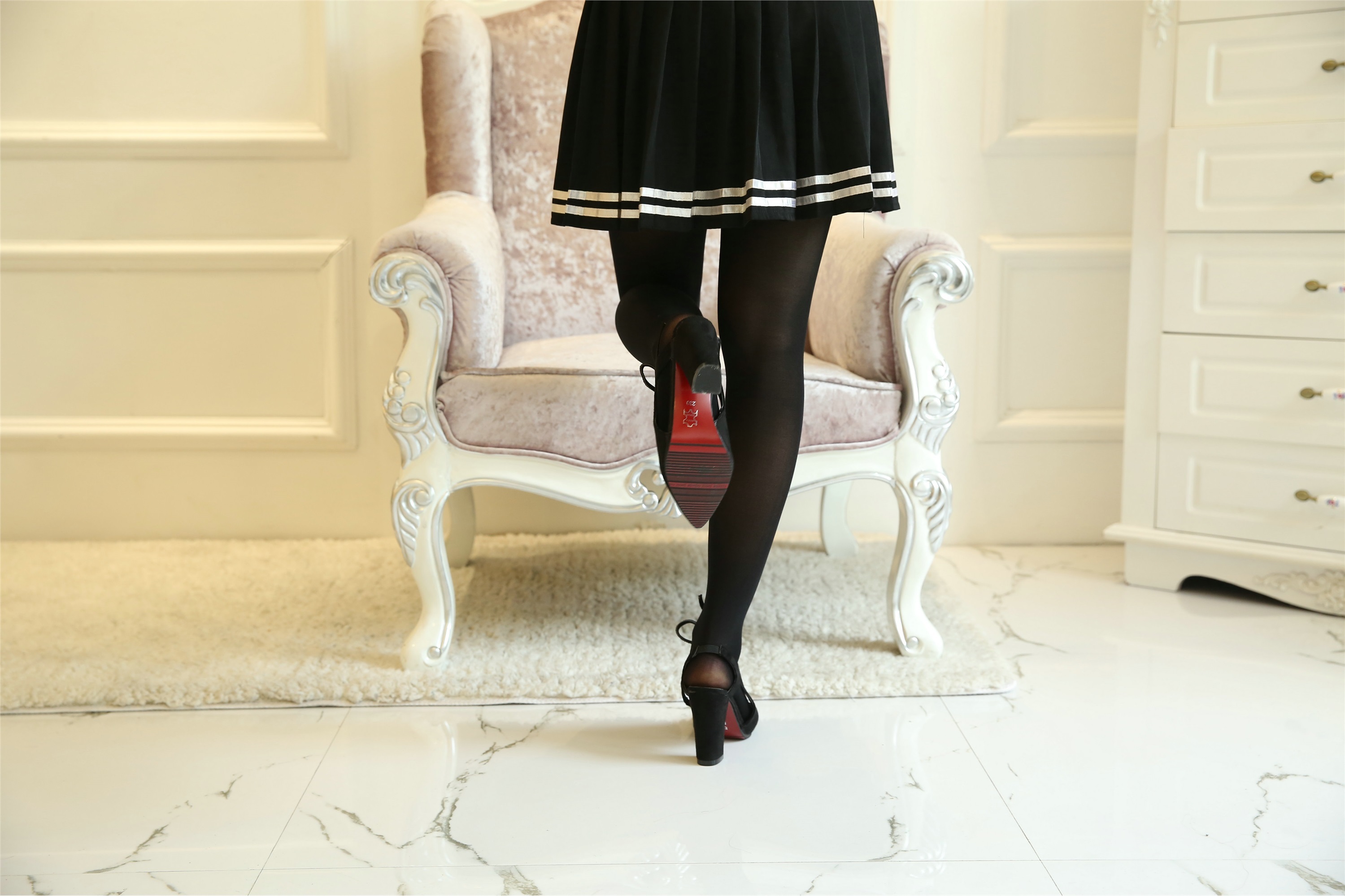 女大学生妮娜小姐姐的印花黑丝01