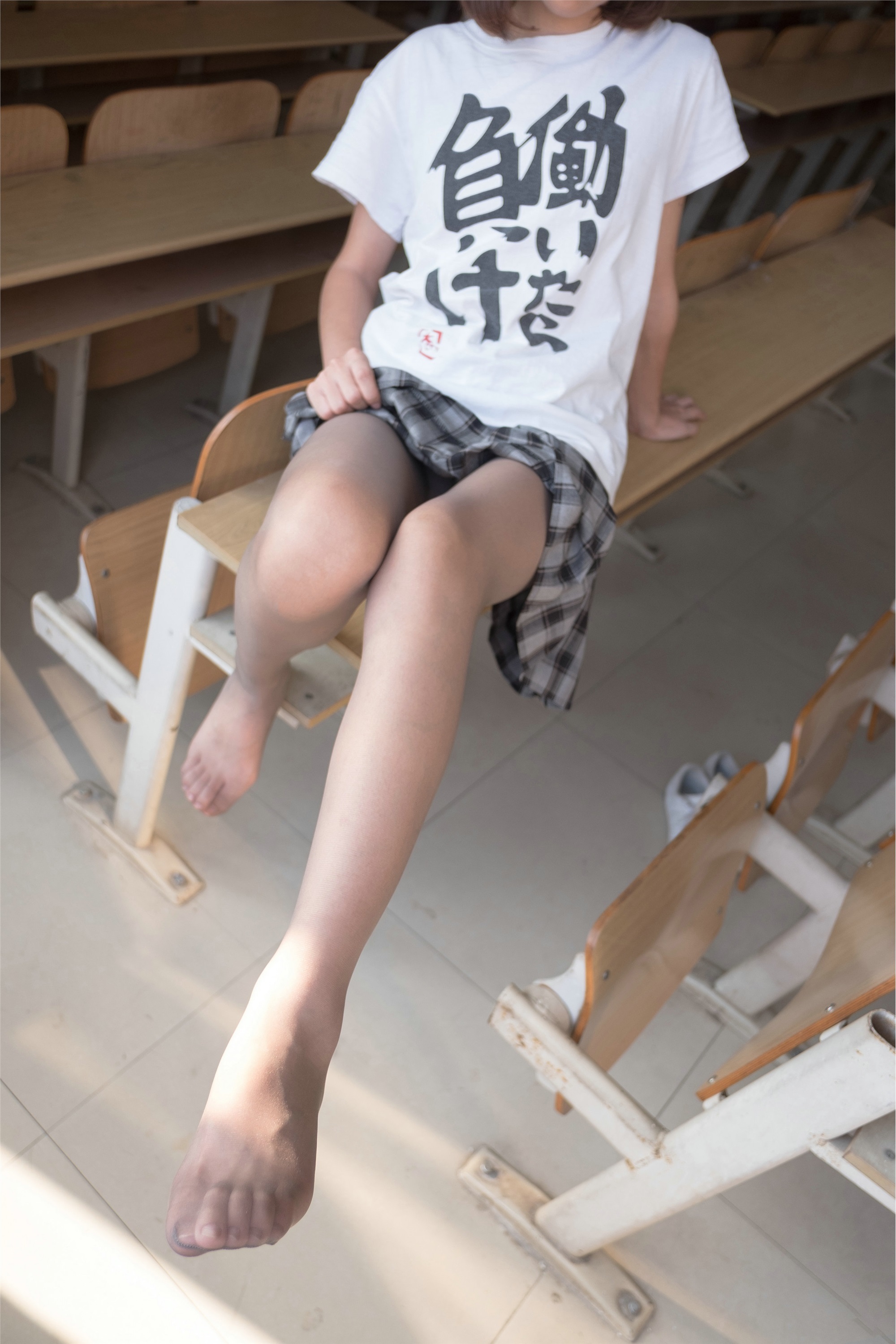 女大学生格子短裙灰丝美足