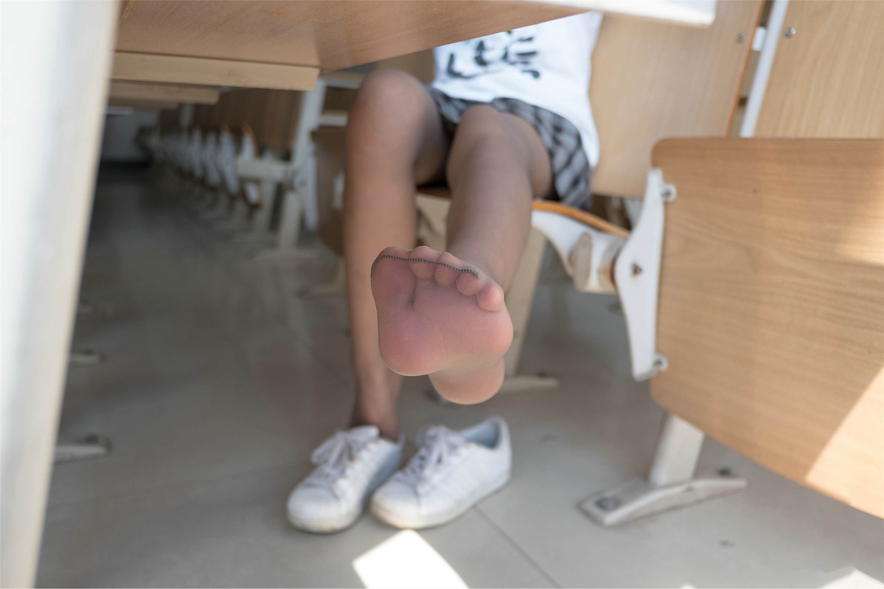 女大学生格子短裙灰丝美足