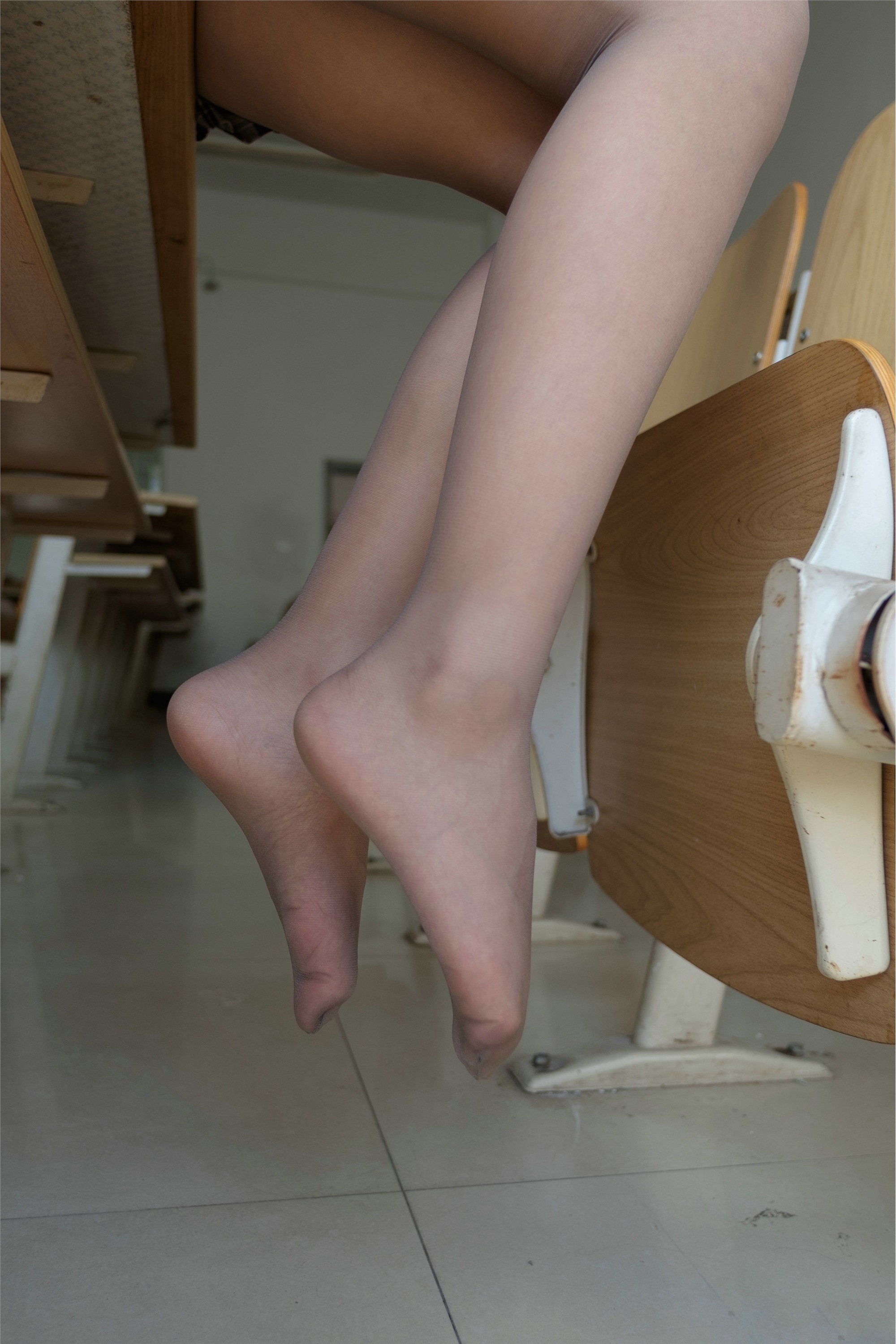 女大学生格子短裙灰丝美足