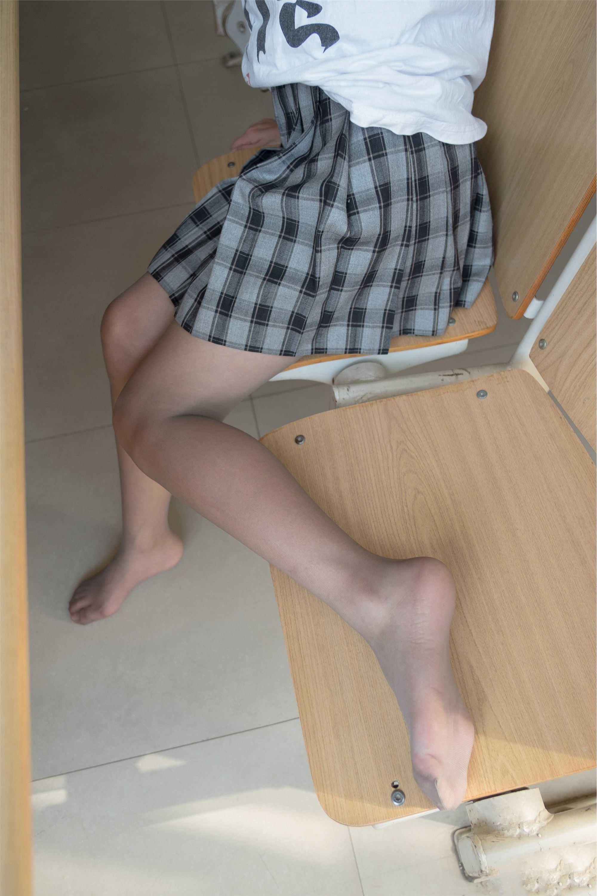 女大学生格子短裙灰丝美足