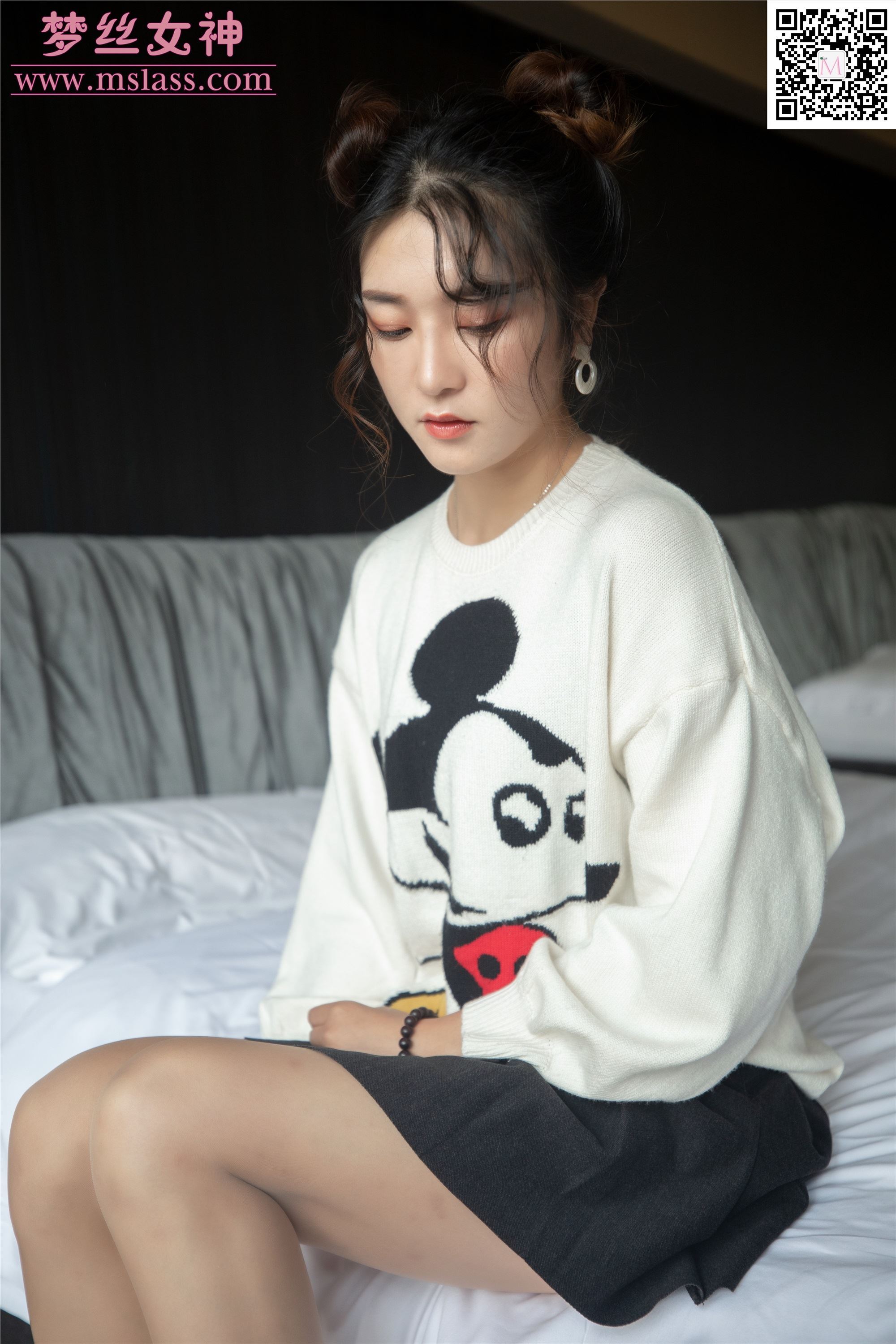 MSLASS梦丝女神 2019-11-12 Vol.068 雨晨 白卫衣下的丝袜