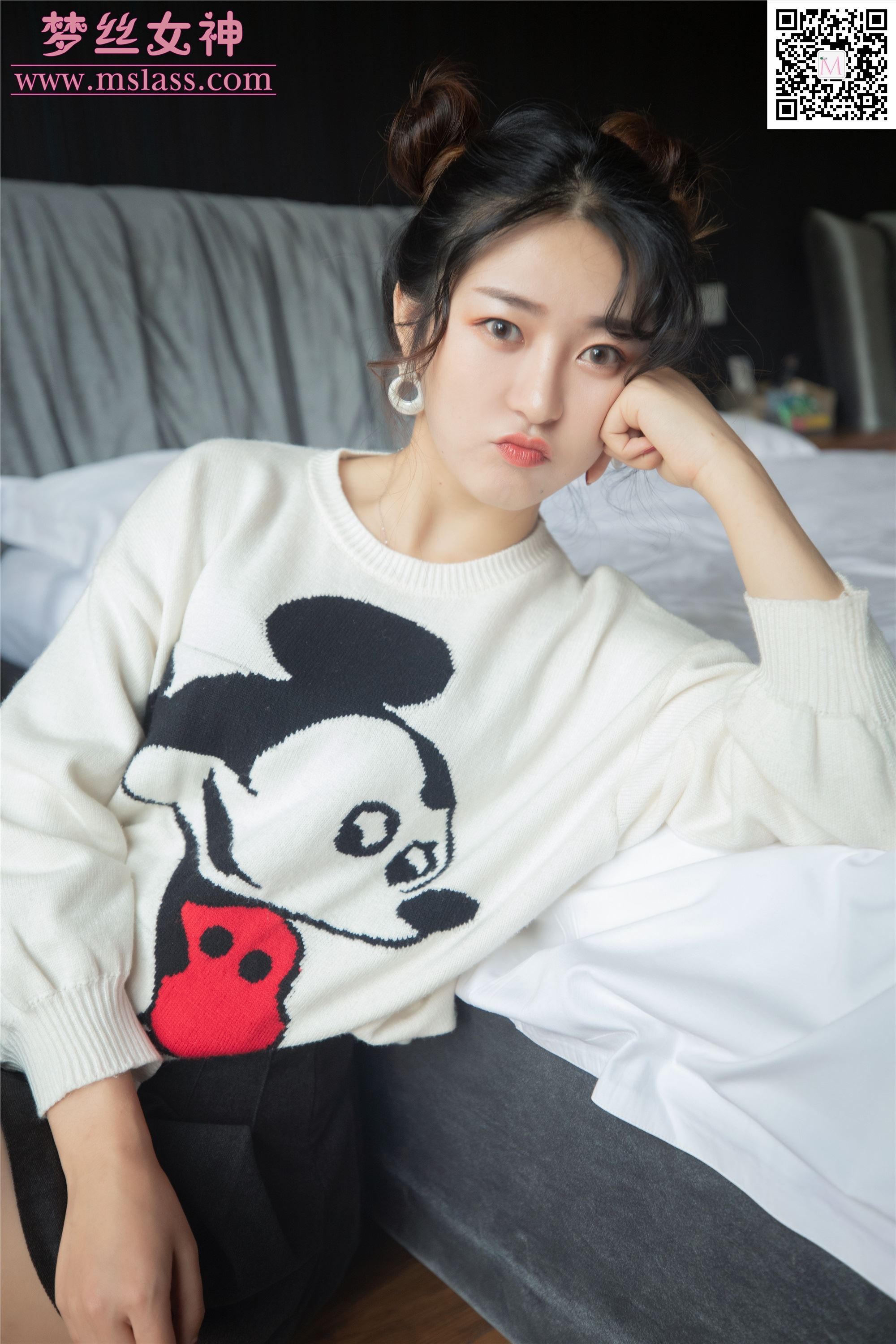 MSLASS梦丝女神 2019-11-12 Vol.068 雨晨 白卫衣下的丝袜