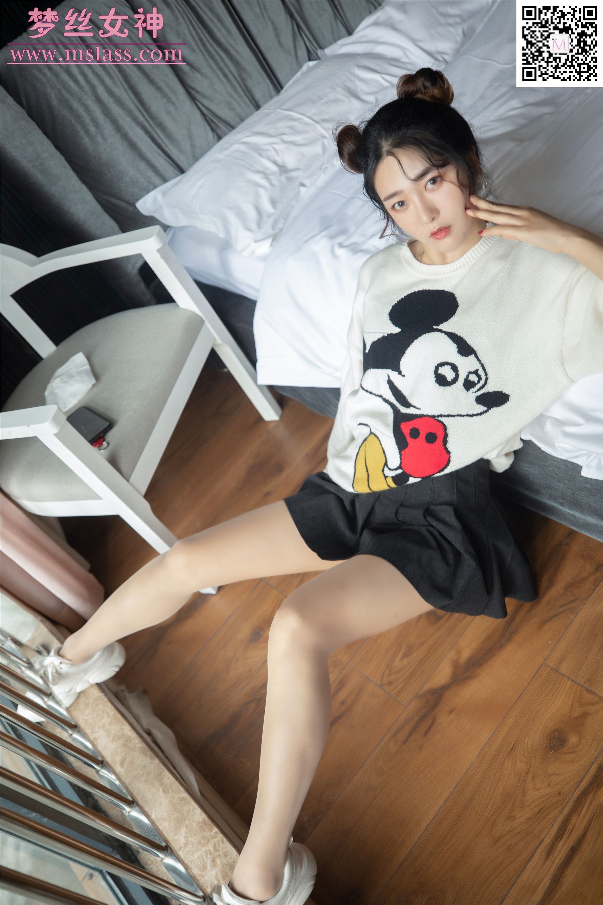 MSLASS梦丝女神 2019-11-12 Vol.068 雨晨 白卫衣下的丝袜