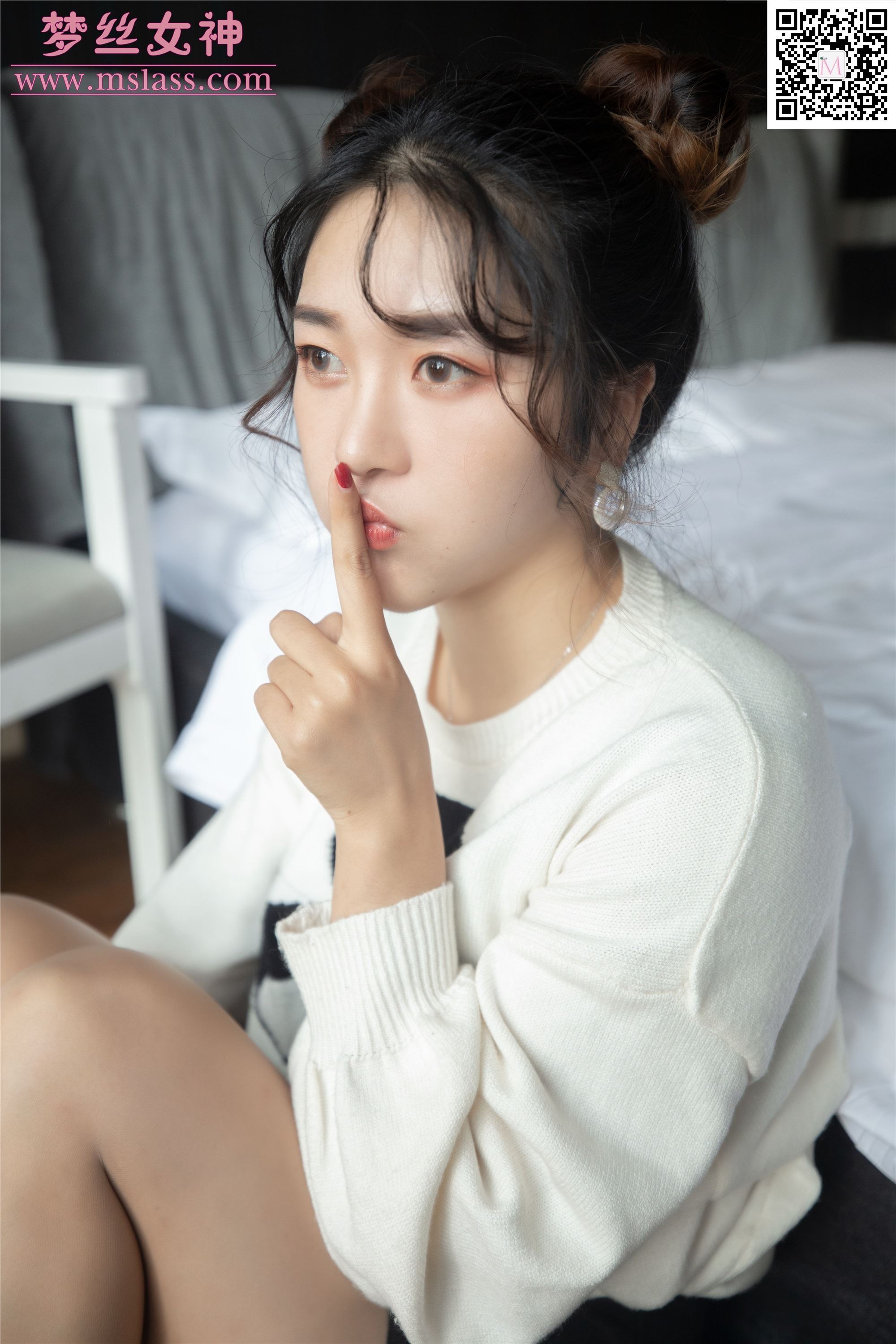 MSLASS梦丝女神 2019-11-12 Vol.068 雨晨 白卫衣下的丝袜