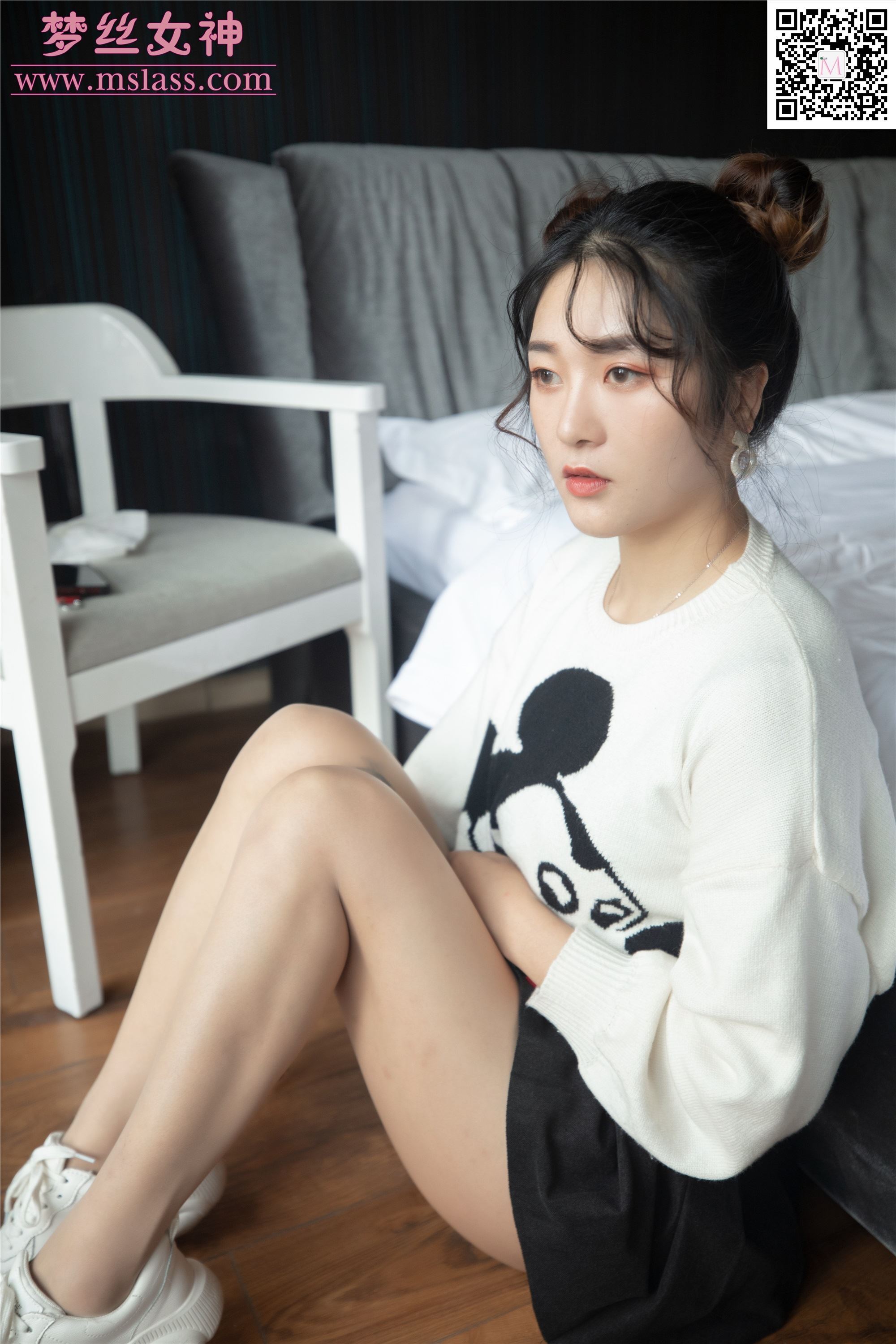 MSLASS梦丝女神 2019-11-12 Vol.068 雨晨 白卫衣下的丝袜