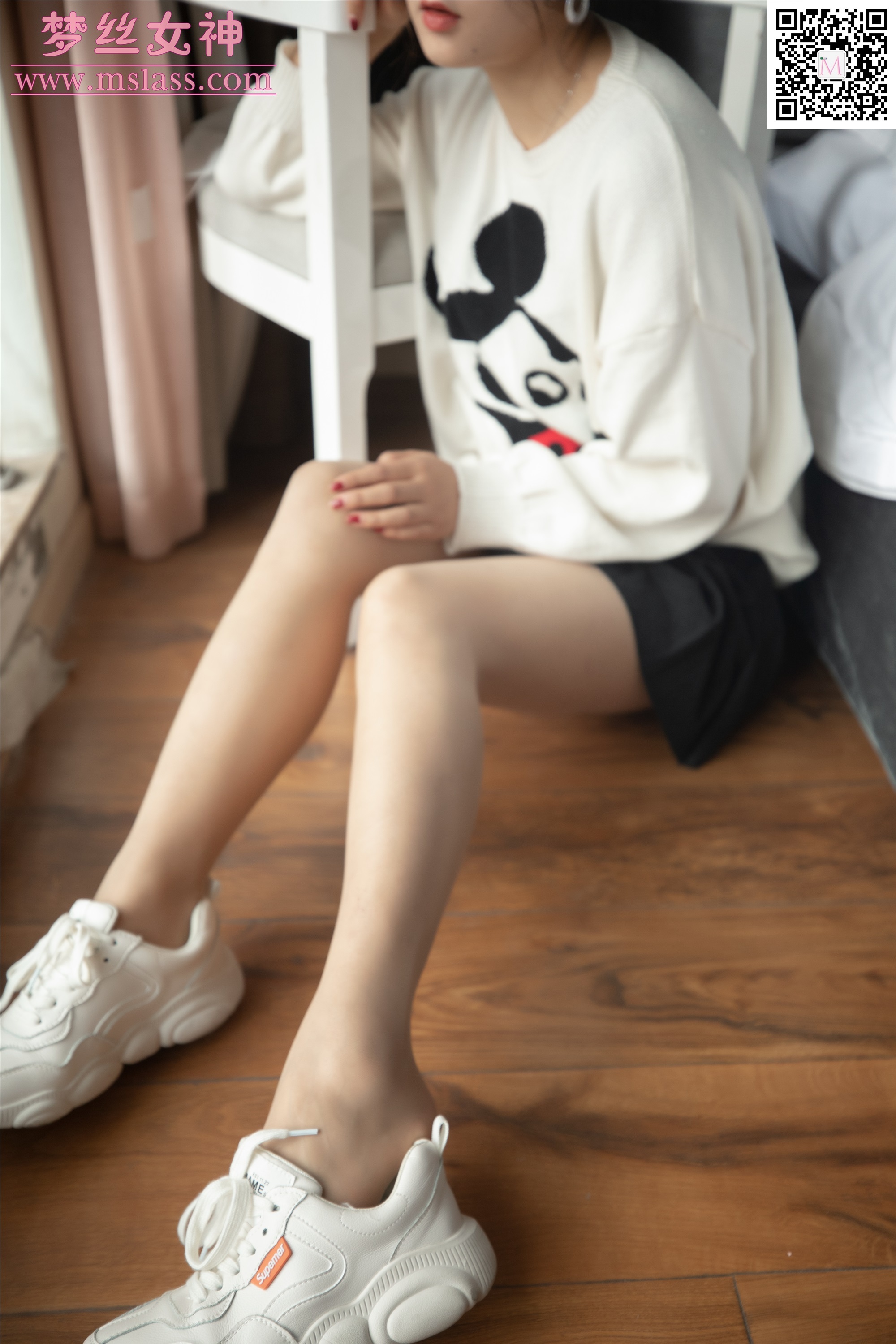 MSLASS梦丝女神 2019-11-12 Vol.068 雨晨 白卫衣下的丝袜