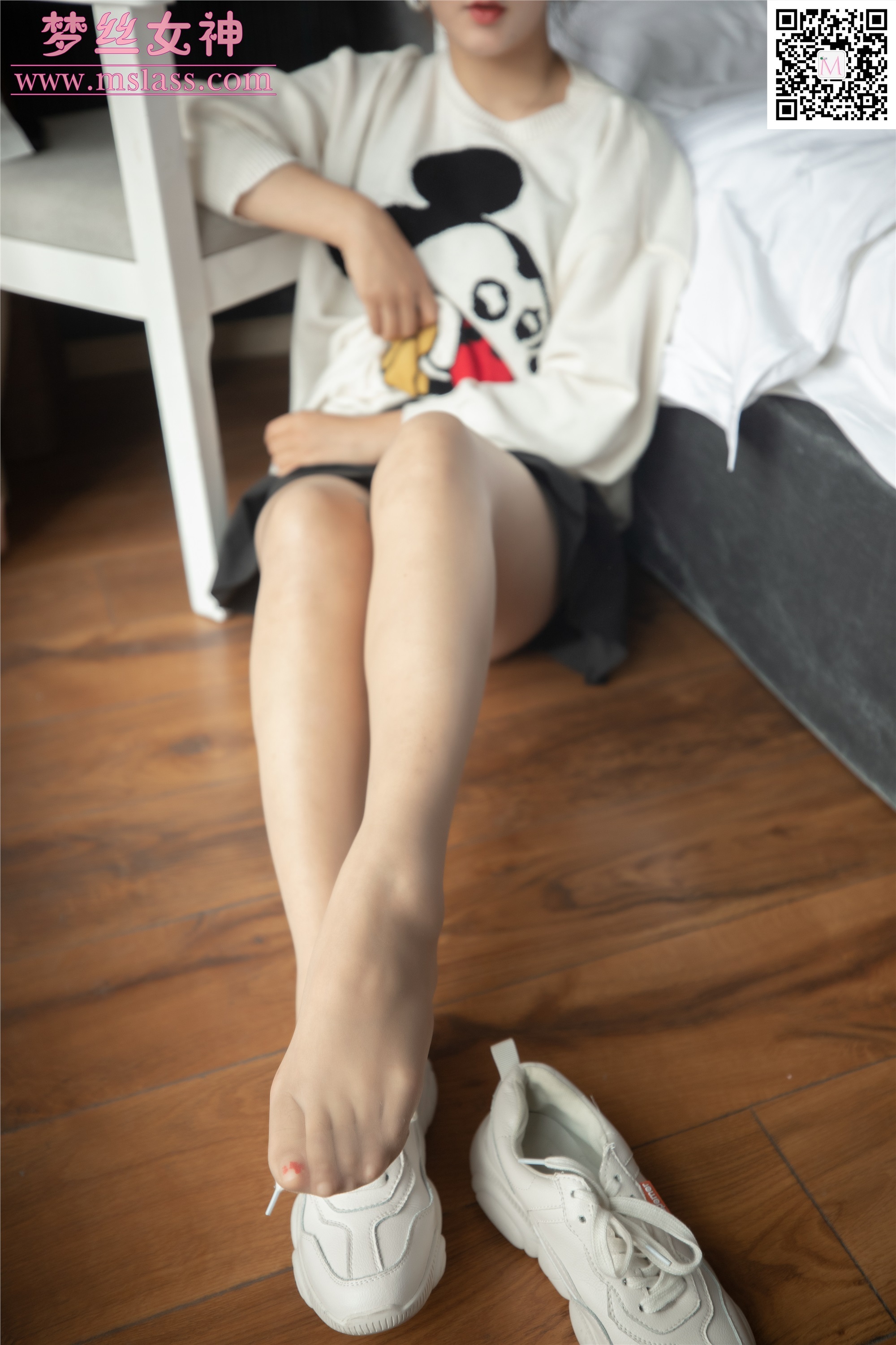 MSLASS梦丝女神 2019-11-12 Vol.068 雨晨 白卫衣下的丝袜