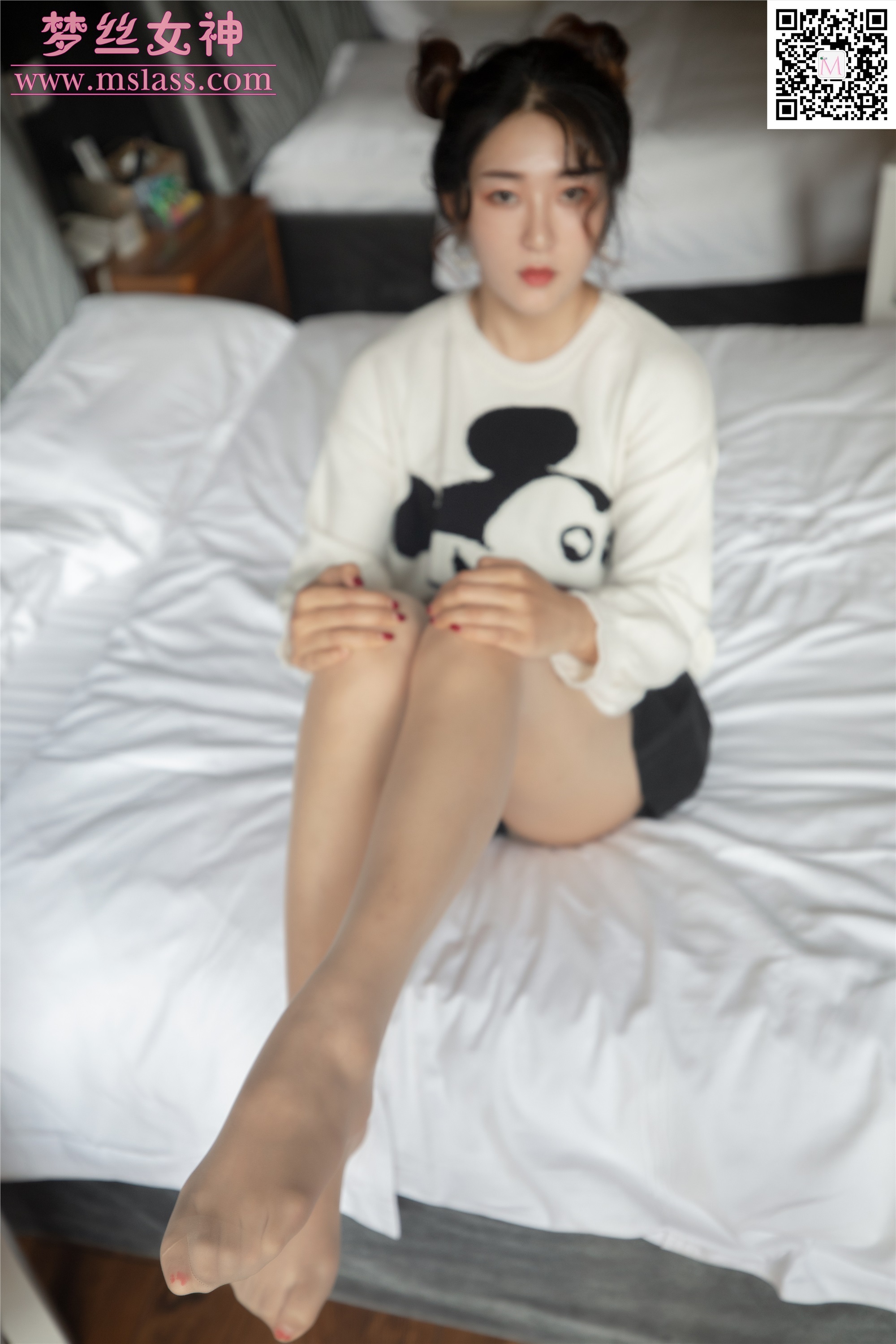 MSLASS梦丝女神 2019-11-12 Vol.068 雨晨 白卫衣下的丝袜