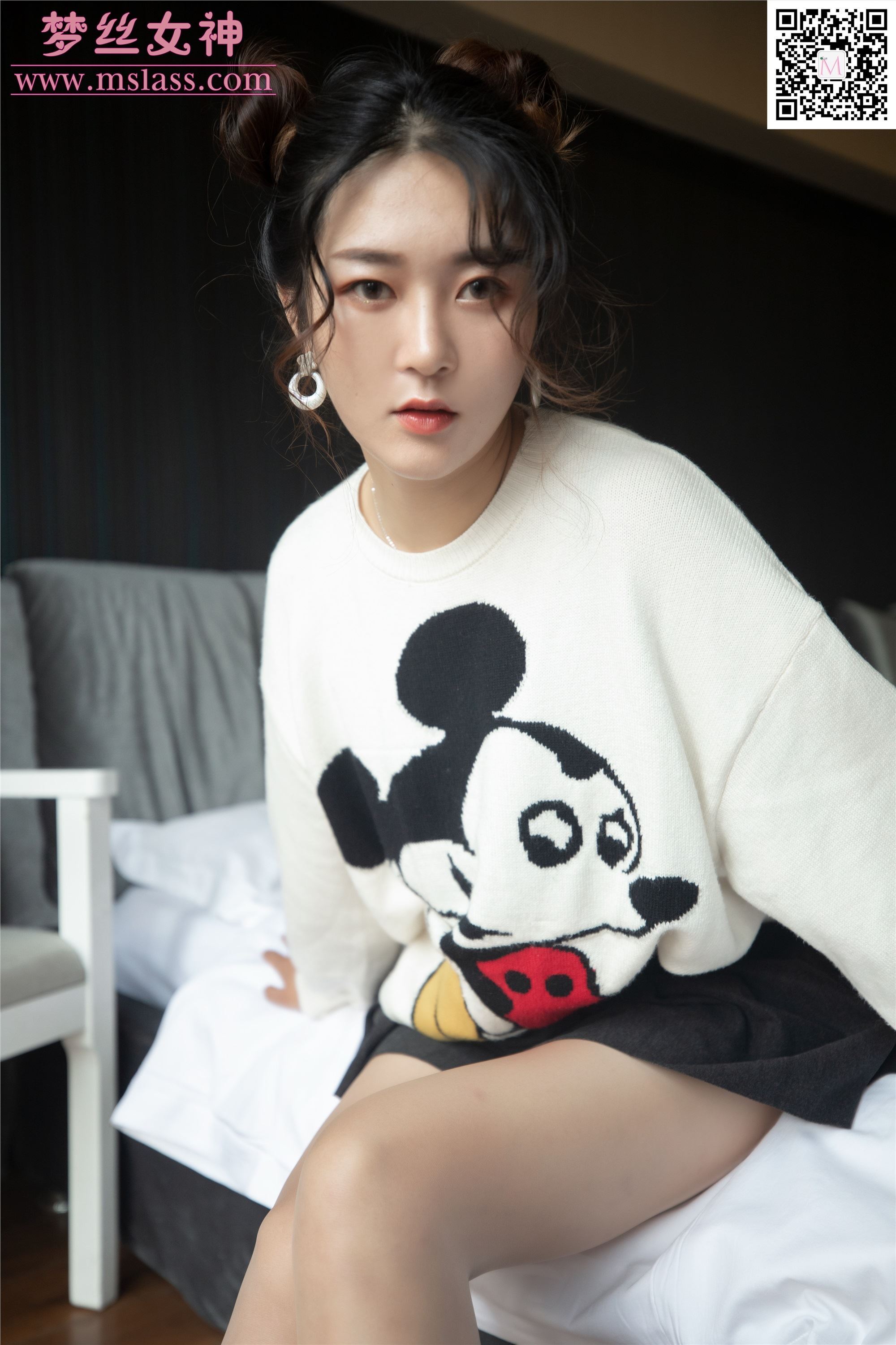 MSLASS梦丝女神 2019-11-12 Vol.068 雨晨 白卫衣下的丝袜