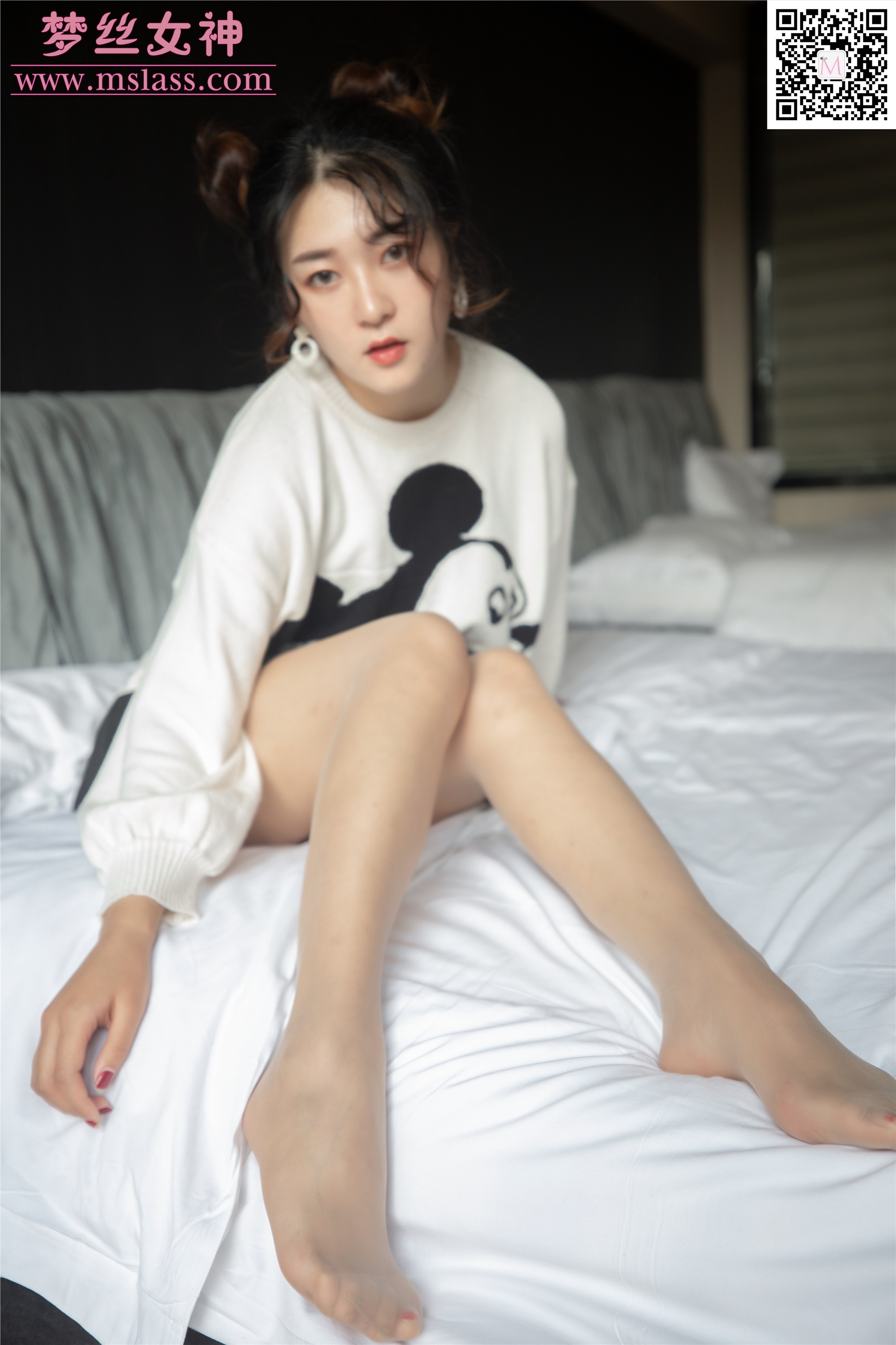 MSLASS梦丝女神 2019-11-12 Vol.068 雨晨 白卫衣下的丝袜