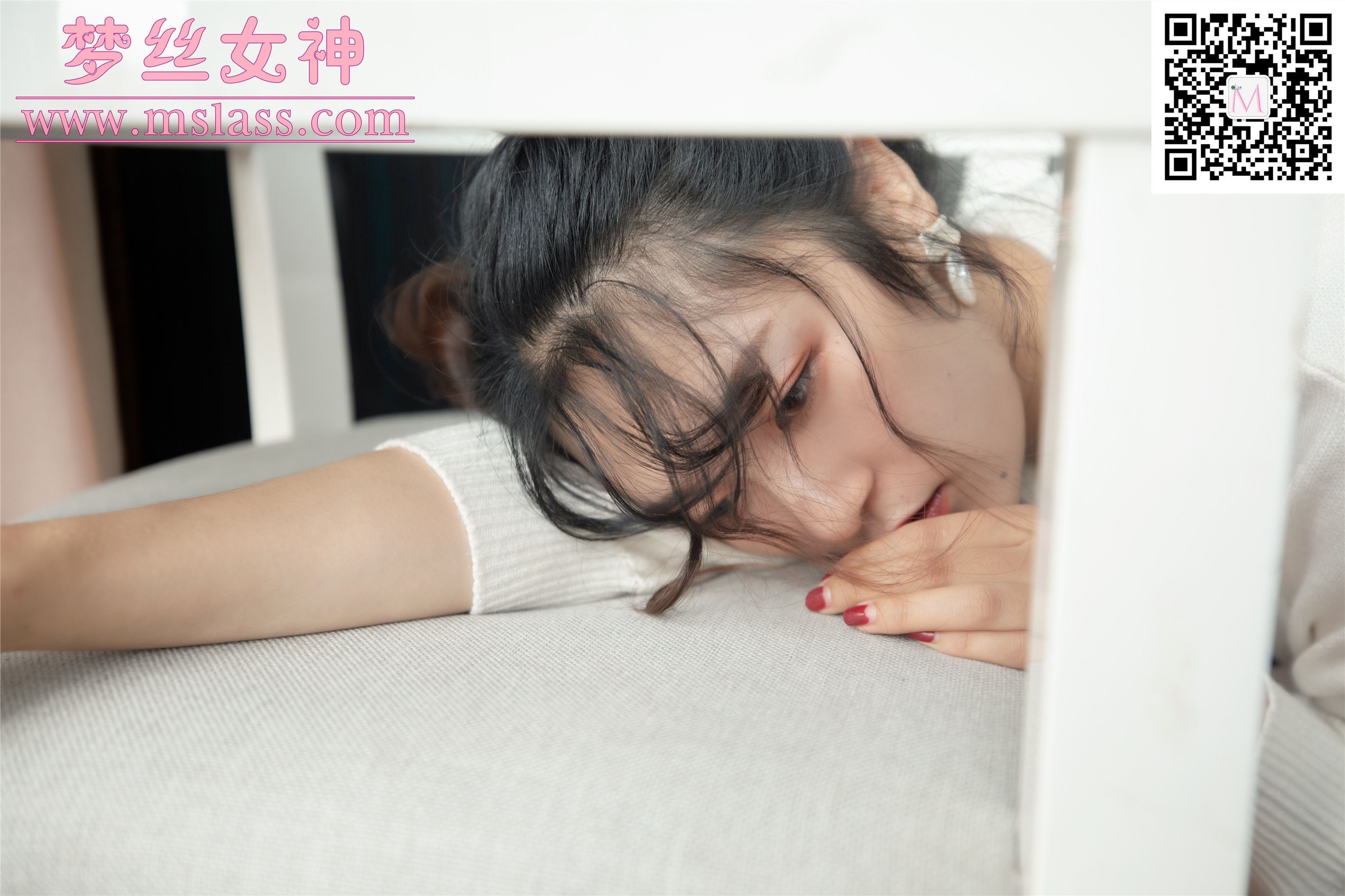MSLASS梦丝女神 2019-11-12 Vol.068 雨晨 白卫衣下的丝袜