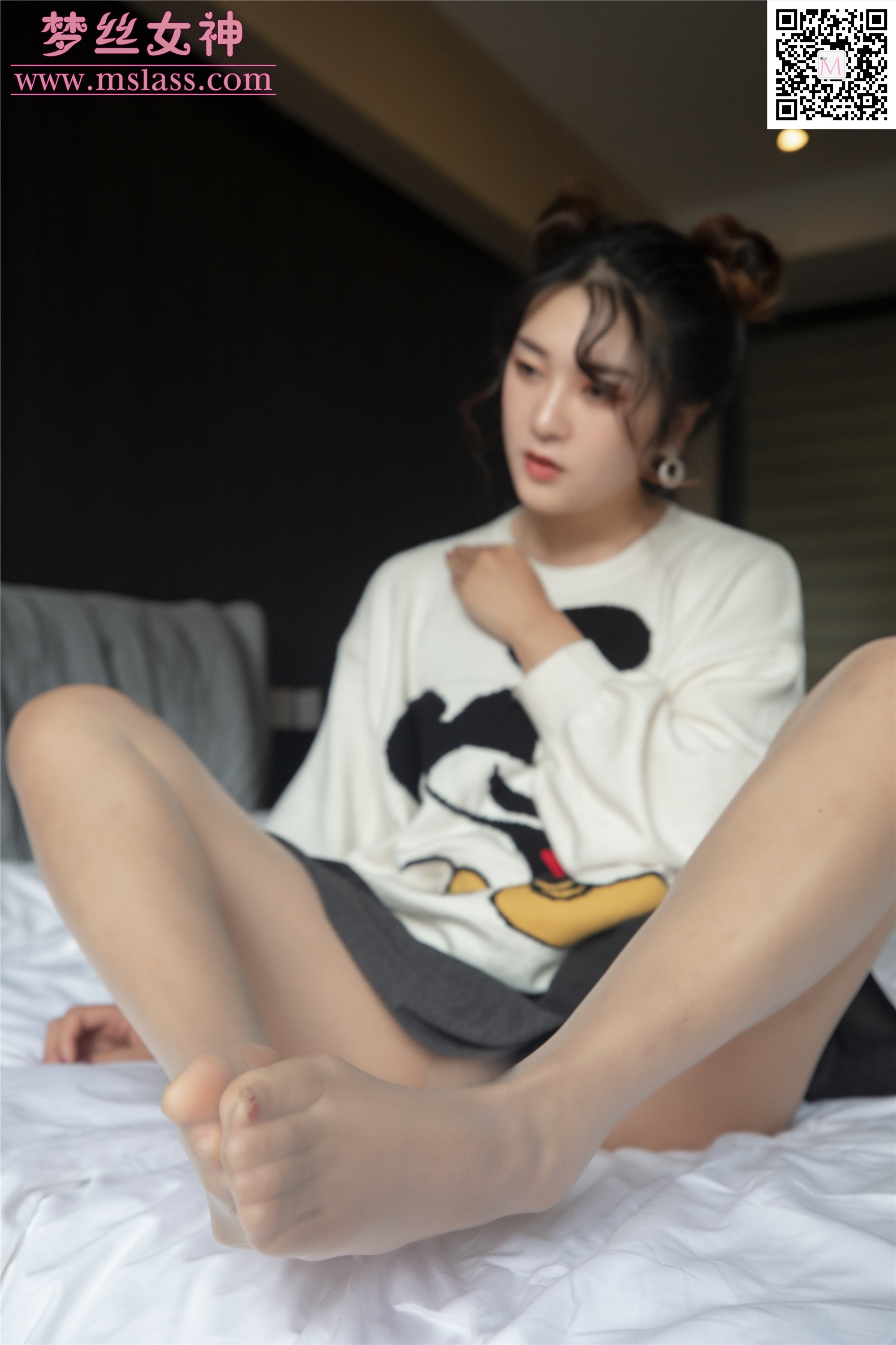 MSLASS梦丝女神 2019-11-12 Vol.068 雨晨 白卫衣下的丝袜