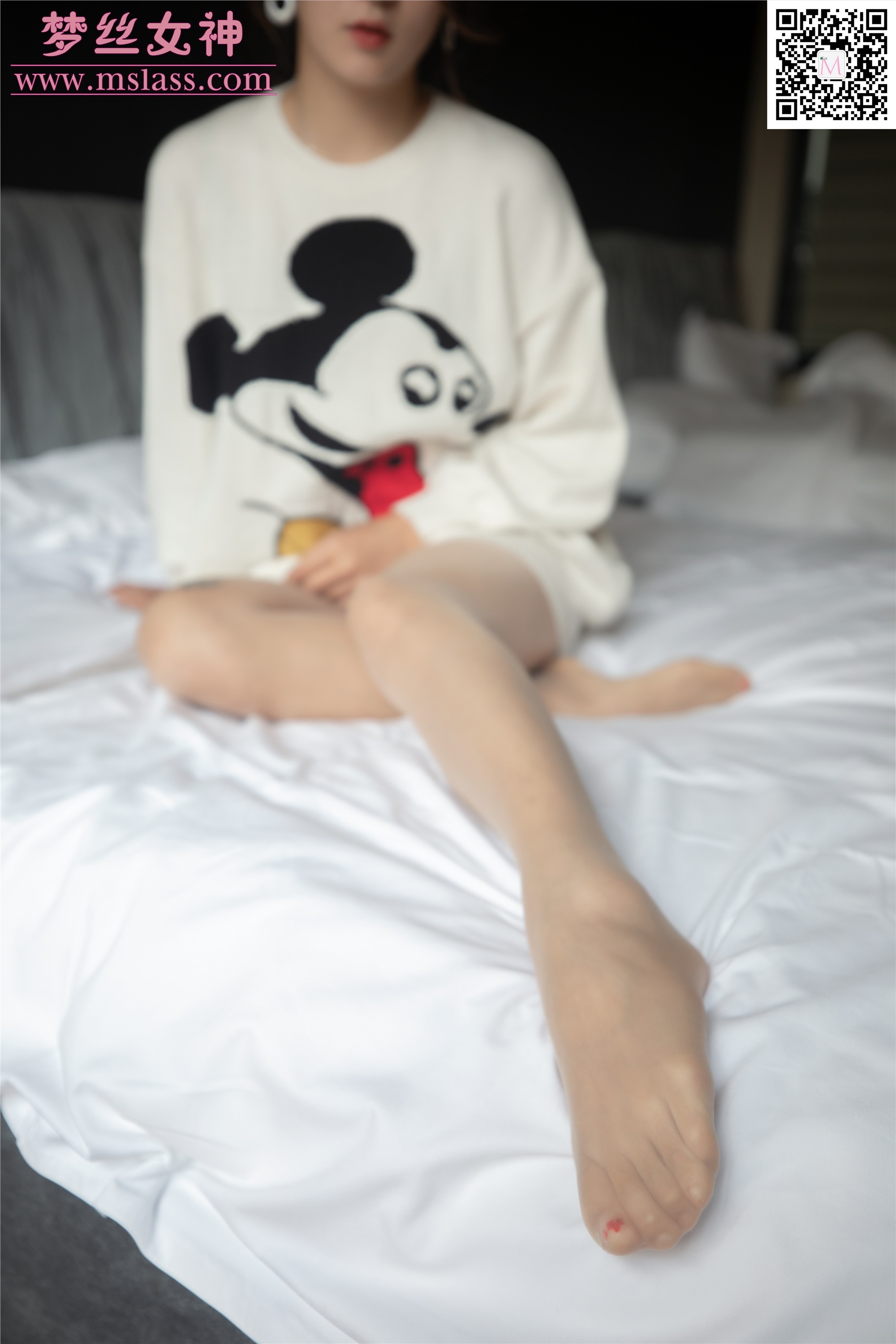 MSLASS梦丝女神 2019-11-12 Vol.068 雨晨 白卫衣下的丝袜