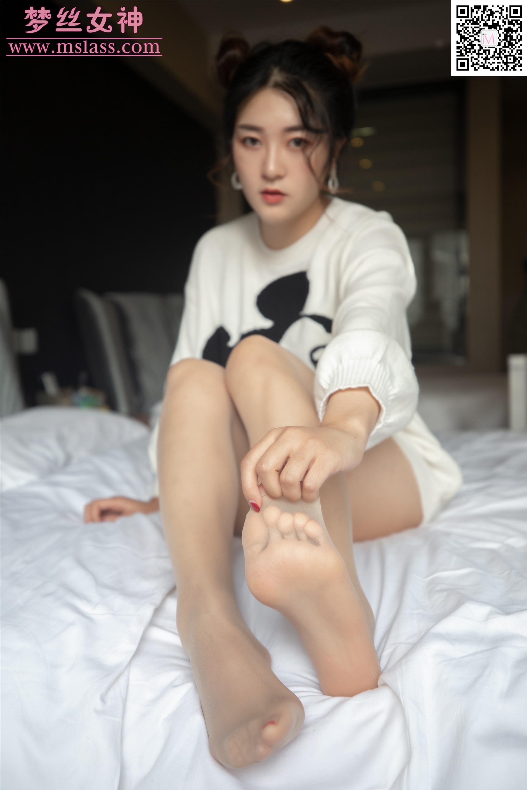 MSLASS梦丝女神 2019-11-12 Vol.068 雨晨 白卫衣下的丝袜