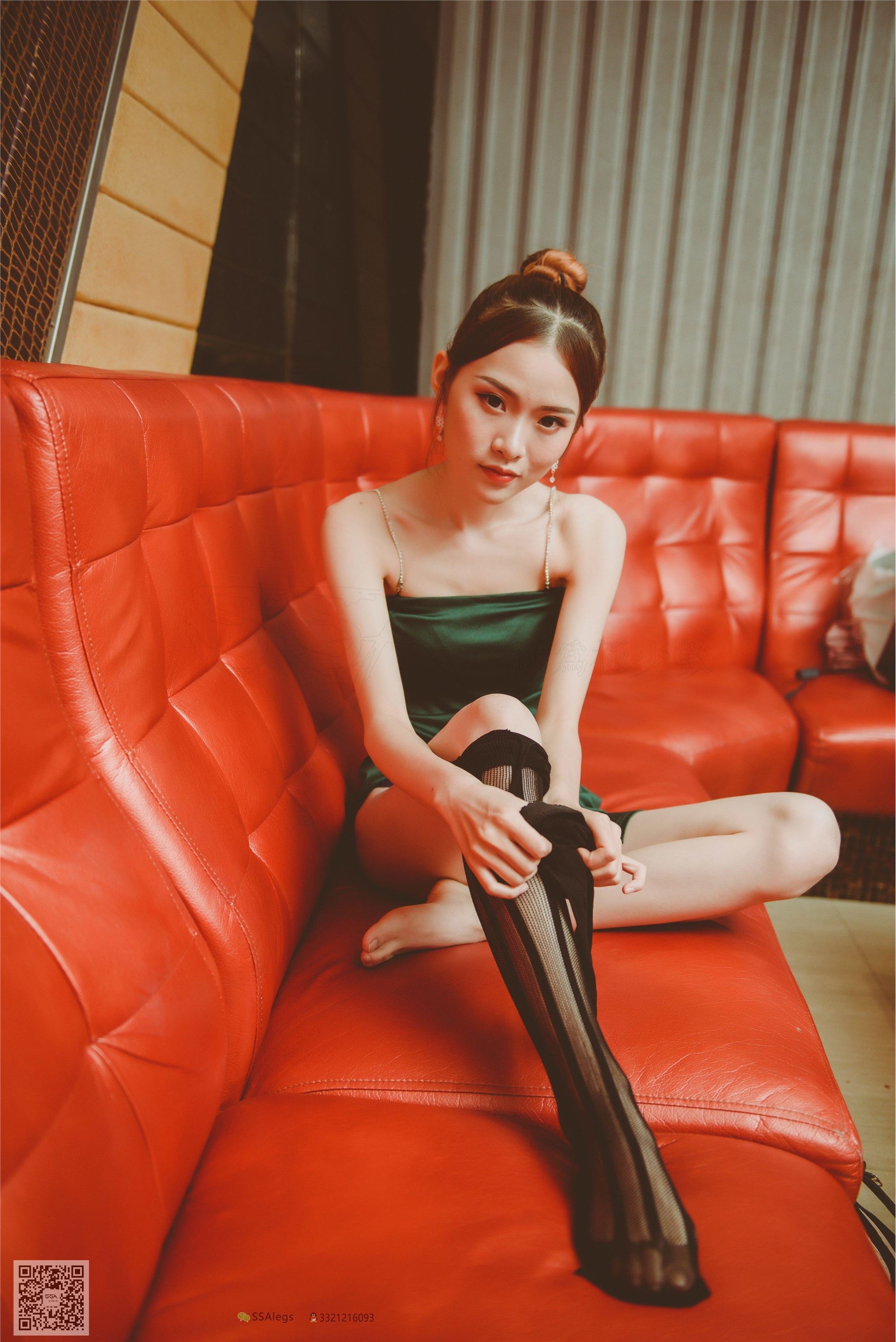 SSA丝社Vol.0019 小琪琪 KTV包厢里的魅惑黑丝网袜裸足特写
