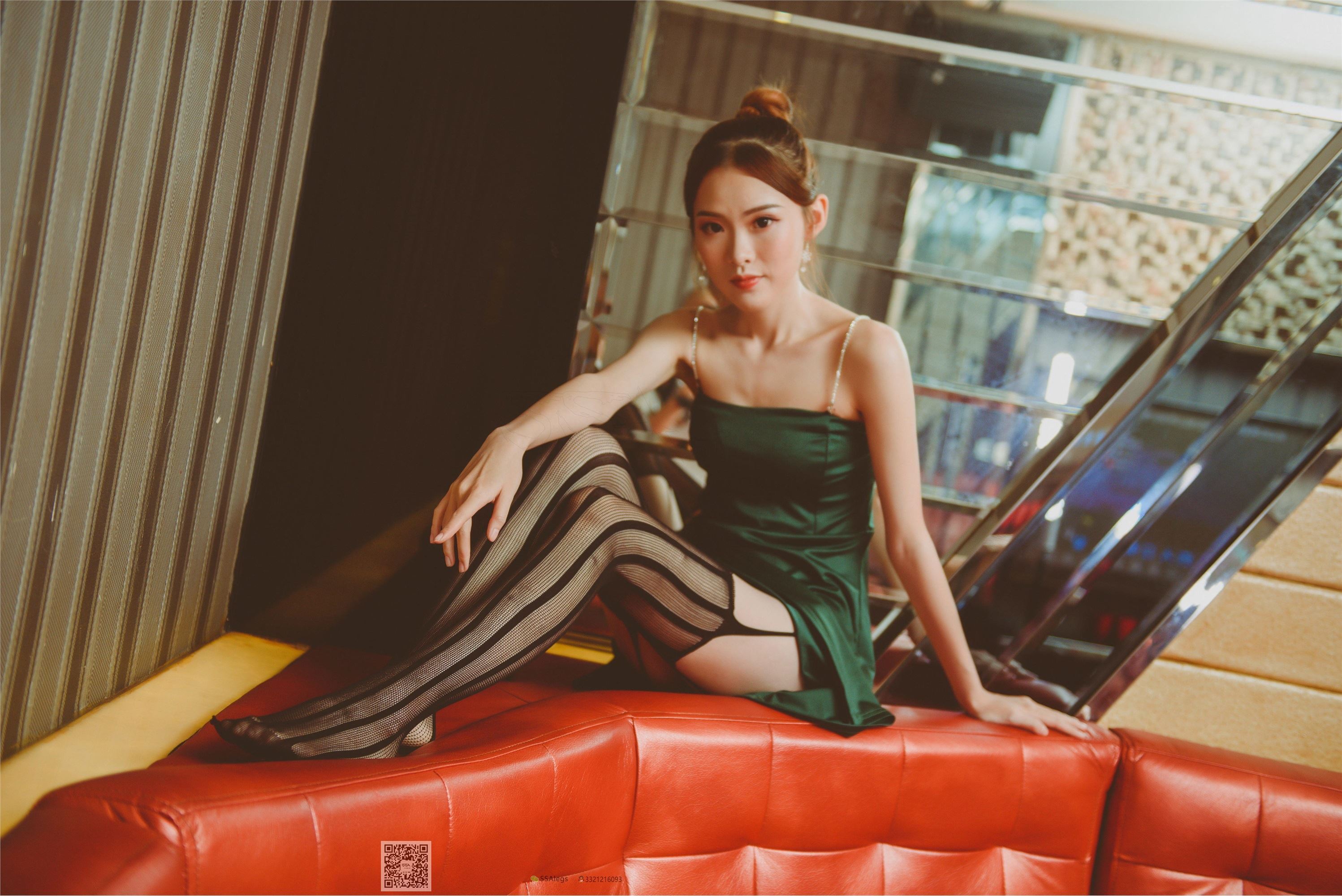 SSA丝社Vol.0019 小琪琪 KTV包厢里的魅惑黑丝网袜裸足特写