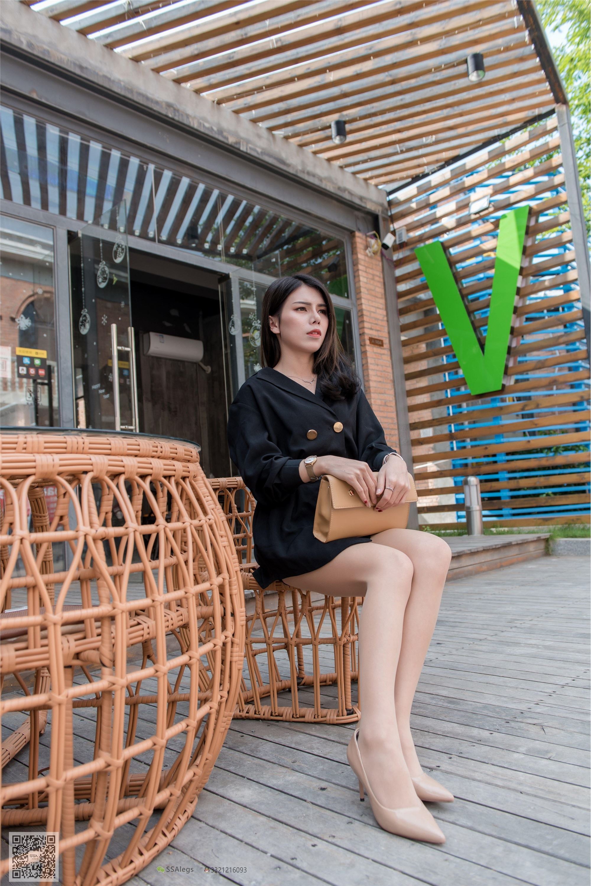 SSA丝社Vol.0024 芷沫 高冷混血女王芷沫肉丝街拍