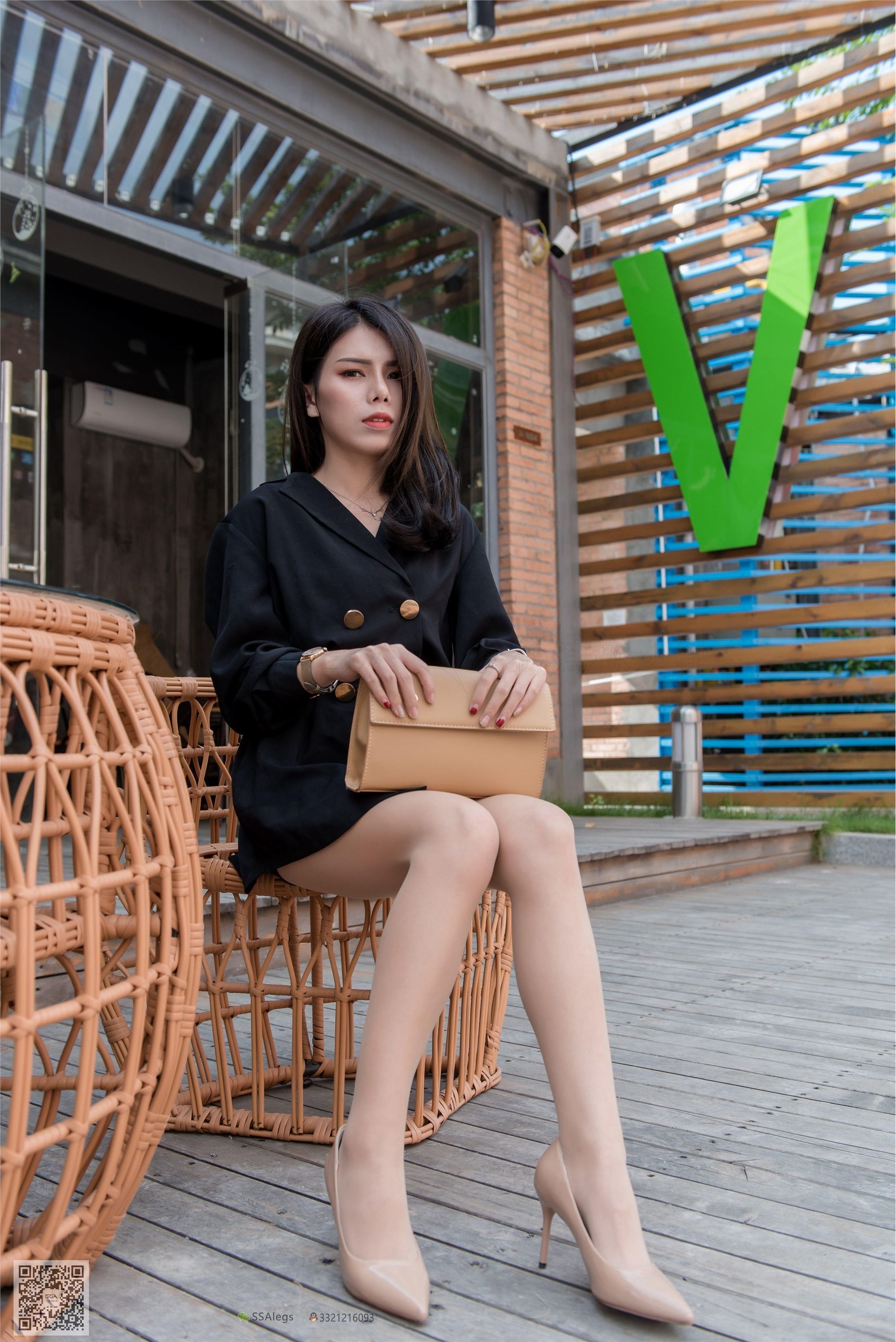 SSA丝社Vol.0024 芷沫 高冷混血女王芷沫肉丝街拍