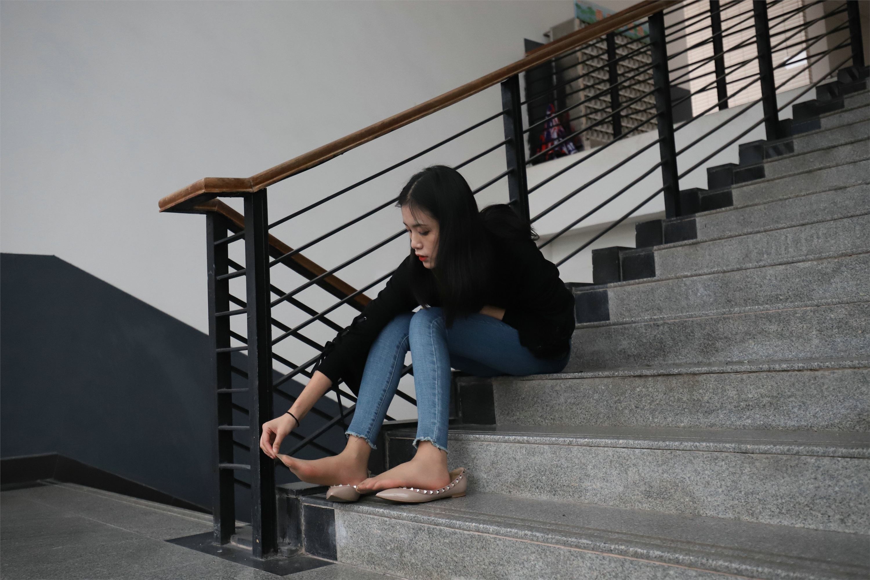 漂亮女大学生牛仔裤肉丝