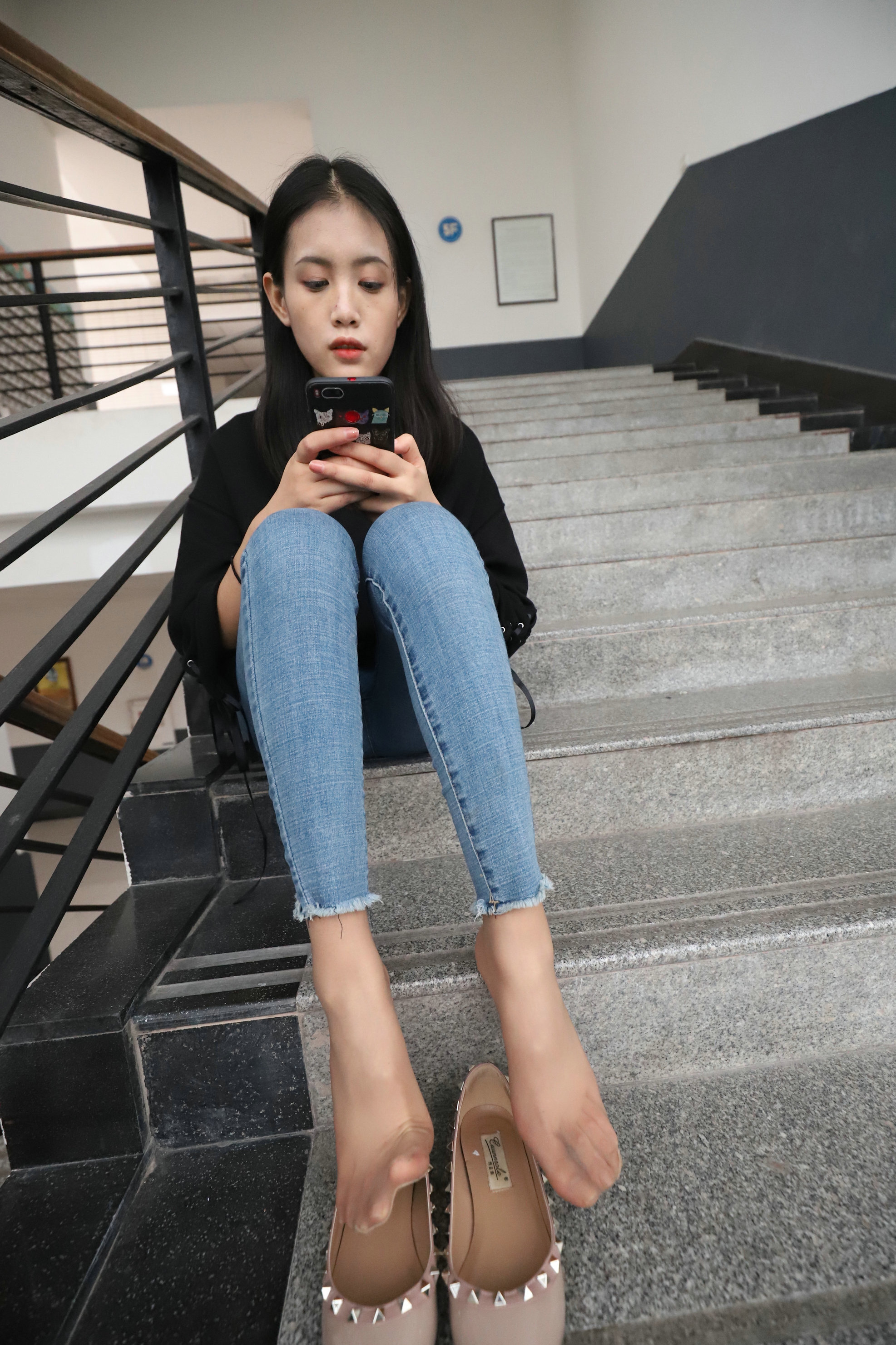 漂亮女大学生牛仔裤肉丝