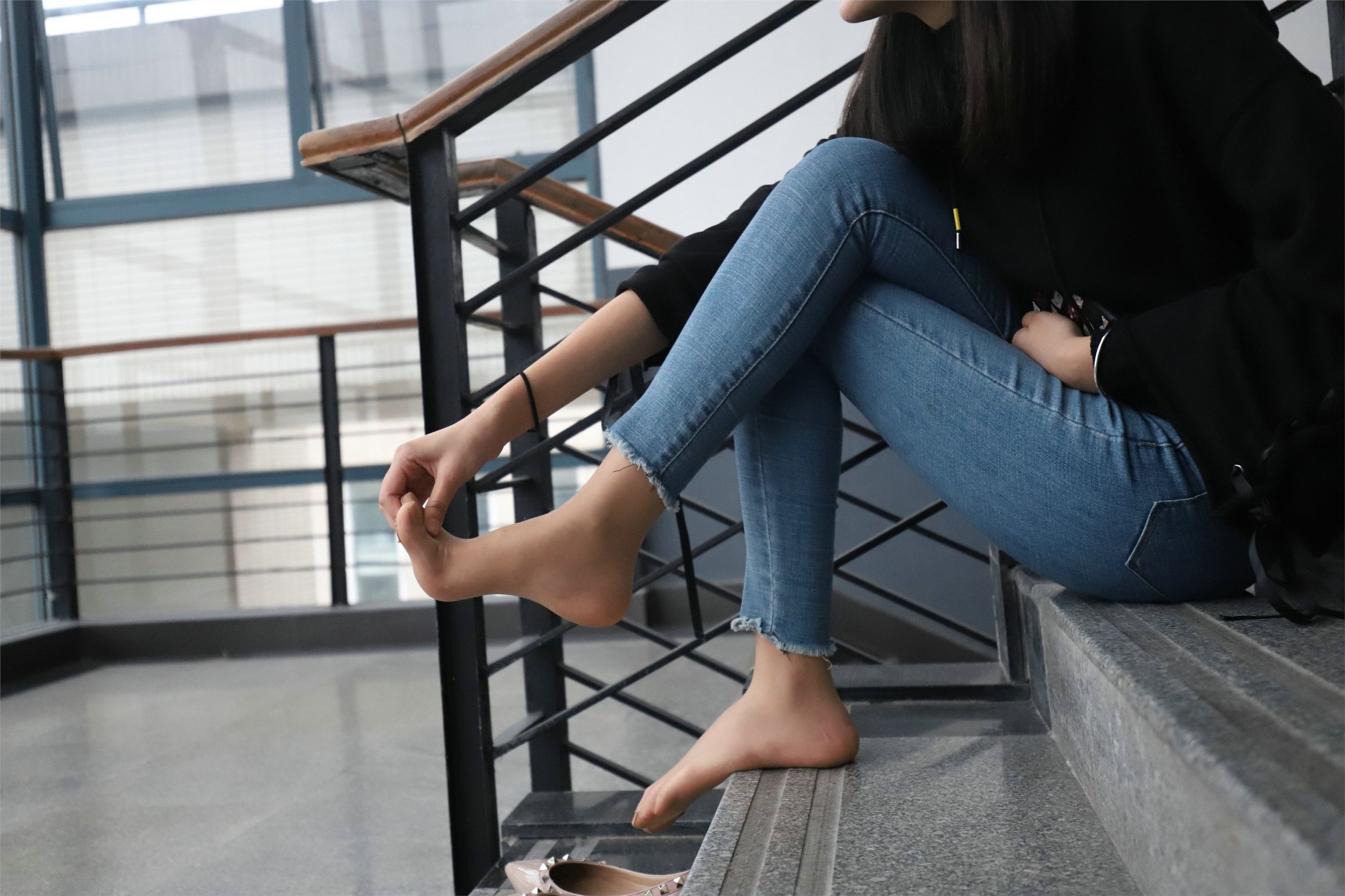 漂亮女大学生牛仔裤肉丝