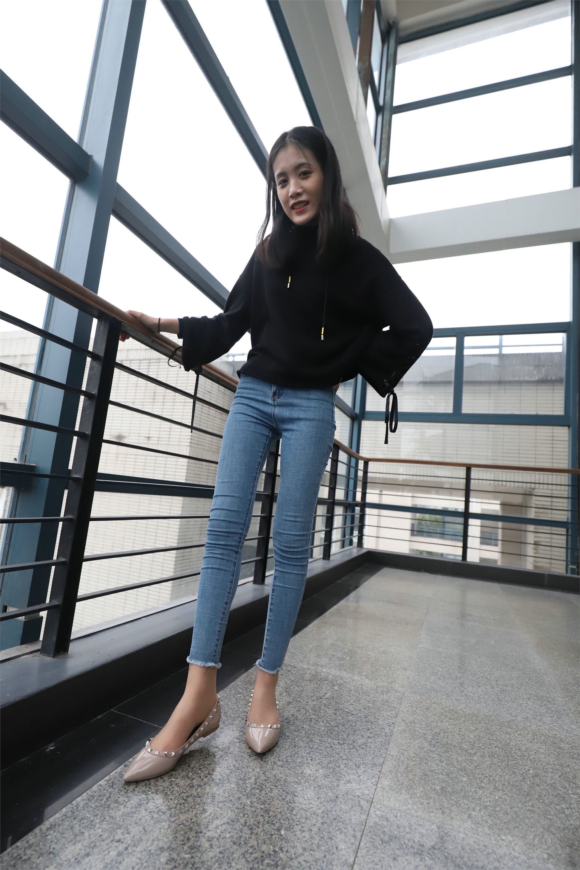 漂亮女大学生牛仔裤肉丝