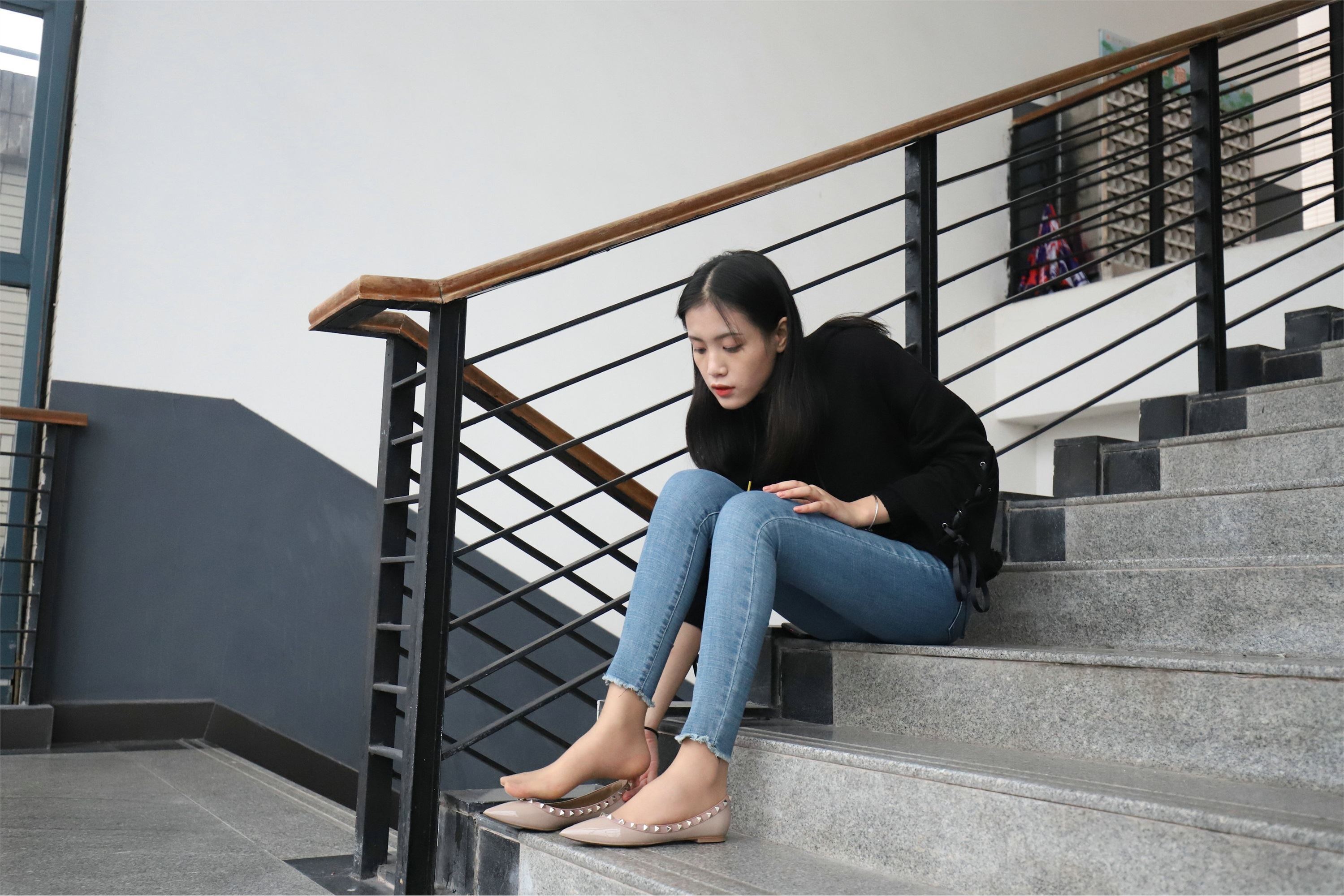 漂亮女大学生牛仔裤肉丝